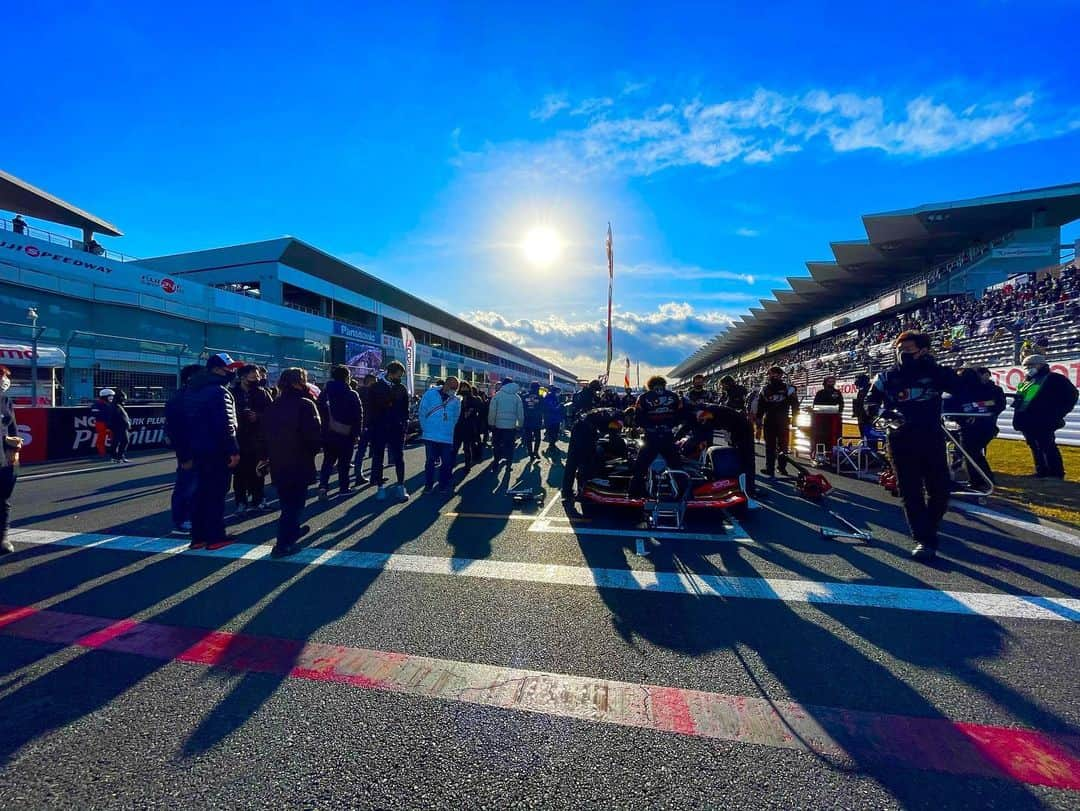 青木瀬令奈さんのインスタグラム写真 - (青木瀬令奈Instagram)「人生初レース観戦🏎🌈 富士スピードウェイまで 同じリシャールファミリー( @richardmille )の 中野信治( @shinjinakano )さんと 松下信治( @nobu_mat13 )の 応援に行ってまいりました！🤣🌟 #superformula  #富士スピードウェイ  のぶ( @nobu_mat13 ) 3位表彰台おめでとう🎉🔥🔥 🏎 最後の最後までハラハラドキドキ🥺 炎上してしまったマシンもあったので 無事に帰ってきてくれて良かったと 思いました。笑 🏎 やはり生観戦は迫力が違いますね！！！😳😳 音もそうですが振動が凄い😳🔥 ピット内は会話が全然聞こえないです🤣 🏎 3枚目の動画は レースが始まる瞬間なのですが エンジン音と雰囲気に 鳥肌が立ち感動しました😳🥺🔥 🏎 5枚目からの写真は チーム無限の監督をされている 信治さんに色々と見せて頂いているところです🌟 チームの大切さを改めて体感しました🥺 道具を使ってベストパフォーマンスをする。 細かいところにもとことんこだわる。 データを取りながら改良する。 コーチがいてマネージャーがいて 道具を調整してくれる人がいて、 そういうところはゴルフにも 共通しているなーと思いながら 今日は楽しく観戦させて貰いました🤔☺️🌈 🏎 信治さん、のぶ、チーム無限の皆さん、buzzの皆さん そして今日一緒に観戦してくださった リシャールミルジャパンの皆さん 素敵な1日をありがとうございました☺️🌸 #loveandthanks  #中野信治　 #松下信治　 #感謝」12月20日 18時41分 - serenaaoki_official