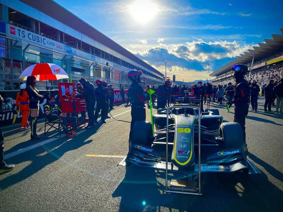 青木瀬令奈さんのインスタグラム写真 - (青木瀬令奈Instagram)「人生初レース観戦🏎🌈 富士スピードウェイまで 同じリシャールファミリー( @richardmille )の 中野信治( @shinjinakano )さんと 松下信治( @nobu_mat13 )の 応援に行ってまいりました！🤣🌟 #superformula  #富士スピードウェイ  のぶ( @nobu_mat13 ) 3位表彰台おめでとう🎉🔥🔥 🏎 最後の最後までハラハラドキドキ🥺 炎上してしまったマシンもあったので 無事に帰ってきてくれて良かったと 思いました。笑 🏎 やはり生観戦は迫力が違いますね！！！😳😳 音もそうですが振動が凄い😳🔥 ピット内は会話が全然聞こえないです🤣 🏎 3枚目の動画は レースが始まる瞬間なのですが エンジン音と雰囲気に 鳥肌が立ち感動しました😳🥺🔥 🏎 5枚目からの写真は チーム無限の監督をされている 信治さんに色々と見せて頂いているところです🌟 チームの大切さを改めて体感しました🥺 道具を使ってベストパフォーマンスをする。 細かいところにもとことんこだわる。 データを取りながら改良する。 コーチがいてマネージャーがいて 道具を調整してくれる人がいて、 そういうところはゴルフにも 共通しているなーと思いながら 今日は楽しく観戦させて貰いました🤔☺️🌈 🏎 信治さん、のぶ、チーム無限の皆さん、buzzの皆さん そして今日一緒に観戦してくださった リシャールミルジャパンの皆さん 素敵な1日をありがとうございました☺️🌸 #loveandthanks  #中野信治　 #松下信治　 #感謝」12月20日 18時41分 - serenaaoki_official