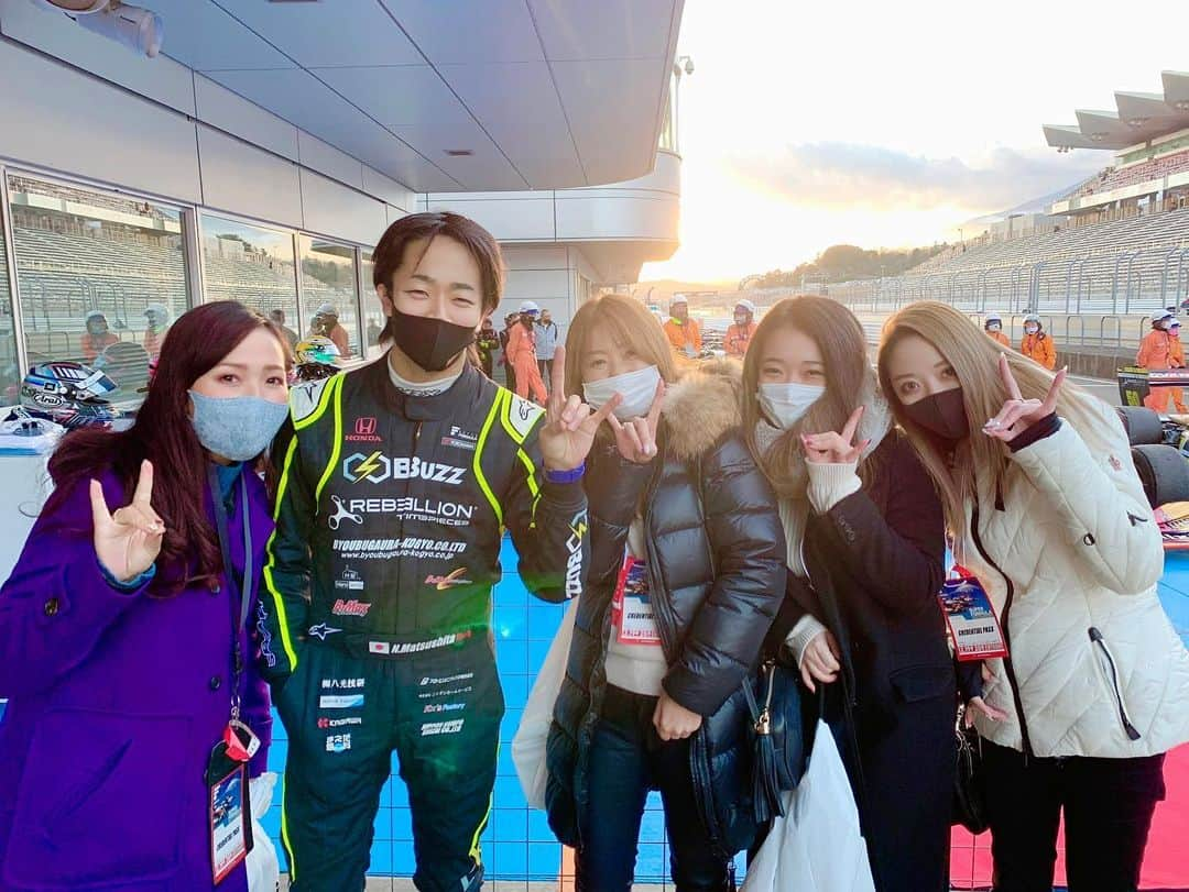 青木瀬令奈さんのインスタグラム写真 - (青木瀬令奈Instagram)「人生初レース観戦🏎🌈 富士スピードウェイまで 同じリシャールファミリー( @richardmille )の 中野信治( @shinjinakano )さんと 松下信治( @nobu_mat13 )の 応援に行ってまいりました！🤣🌟 #superformula  #富士スピードウェイ  のぶ( @nobu_mat13 ) 3位表彰台おめでとう🎉🔥🔥 🏎 最後の最後までハラハラドキドキ🥺 炎上してしまったマシンもあったので 無事に帰ってきてくれて良かったと 思いました。笑 🏎 やはり生観戦は迫力が違いますね！！！😳😳 音もそうですが振動が凄い😳🔥 ピット内は会話が全然聞こえないです🤣 🏎 3枚目の動画は レースが始まる瞬間なのですが エンジン音と雰囲気に 鳥肌が立ち感動しました😳🥺🔥 🏎 5枚目からの写真は チーム無限の監督をされている 信治さんに色々と見せて頂いているところです🌟 チームの大切さを改めて体感しました🥺 道具を使ってベストパフォーマンスをする。 細かいところにもとことんこだわる。 データを取りながら改良する。 コーチがいてマネージャーがいて 道具を調整してくれる人がいて、 そういうところはゴルフにも 共通しているなーと思いながら 今日は楽しく観戦させて貰いました🤔☺️🌈 🏎 信治さん、のぶ、チーム無限の皆さん、buzzの皆さん そして今日一緒に観戦してくださった リシャールミルジャパンの皆さん 素敵な1日をありがとうございました☺️🌸 #loveandthanks  #中野信治　 #松下信治　 #感謝」12月20日 18時41分 - serenaaoki_official