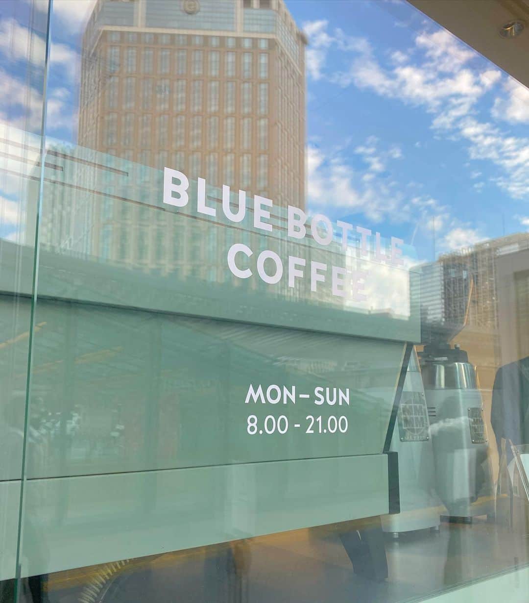 Fushimi natsukiさんのインスタグラム写真 - (Fushimi natsukiInstagram)「☕️ ❤️ ☕️  @bluebottlejapan   横浜駅のtakeout 🥡が可愛かった　♡  ホットがあっかい季節になったね〜〜 寒い中カフェラテとミルクティー飲むのってだいすき。  #takeoutcoffee #takeout #🥡 #yokohama #横浜　#ブルーボトルコーヒー #bluebottlecoffee #coffee#cafe #caffetime #yokohamacafe」12月20日 18時43分 - fusshan