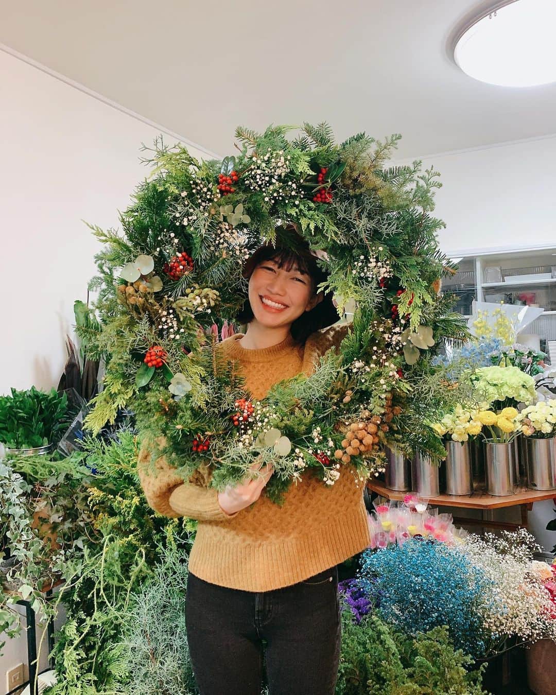 山本ソニアのインスタグラム：「hand made Christmas wreath ✨ リースを手作りしたよ🎅🏻🎄  これでおうちもグッとホリデーモードに💝  @daisuke_shim だいちゃんご指導ありがとう🌹😇  そして今夜はファミリークリスマスディナーです👩🏻‍🍳 @soooyamy から是非チェックしてね✨  #christmas  #christmasdecor  #クリスマス #クリスマスリース  #クリスマスインテリア」