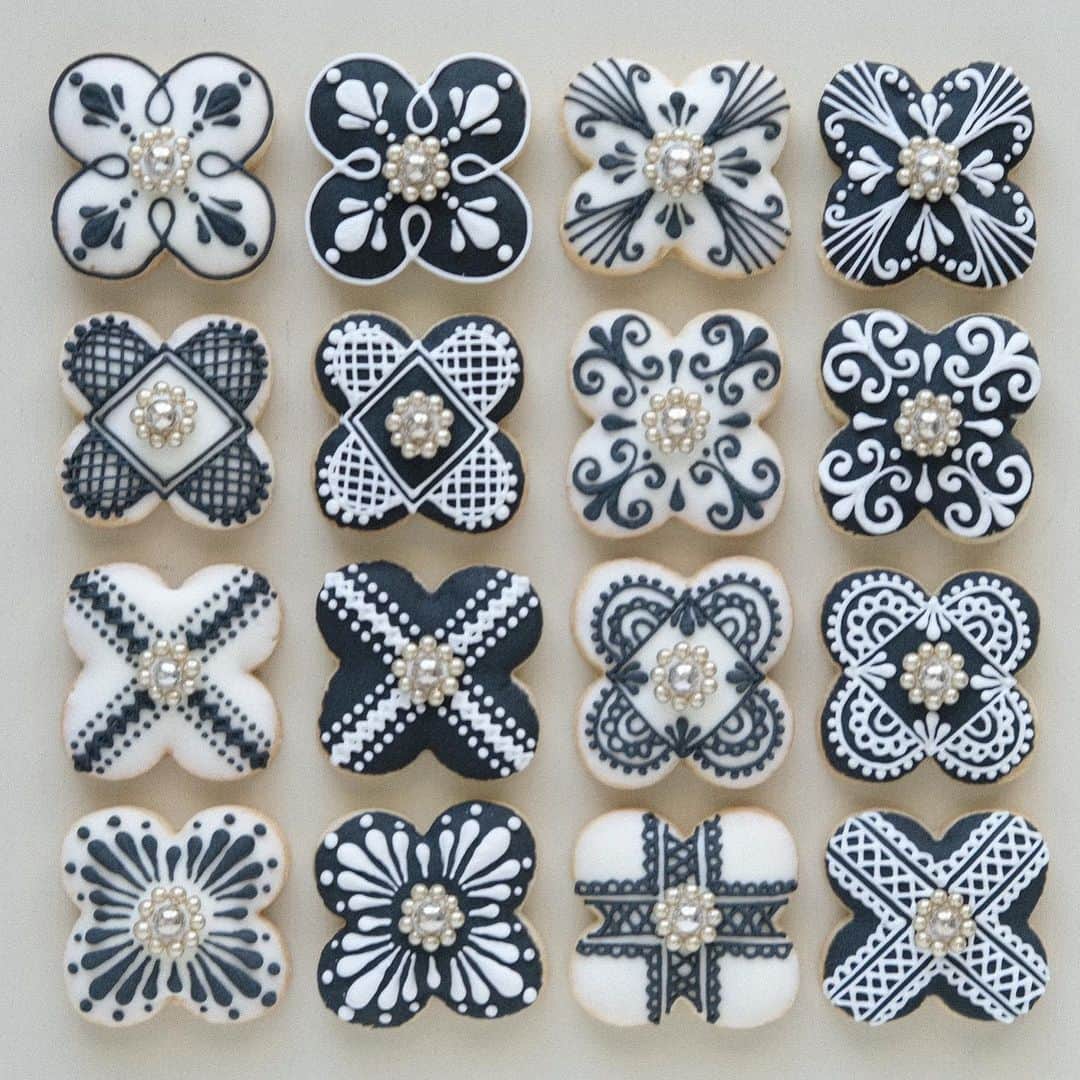 KUNIKAのインスタグラム：「Petit monochrome cookies 🏁  今日からロンドンは再びほぼロックダウンと同様のルールになりました🌪 本当にやっかいなウイルスだ... 日本も増えていますね、、お互い気をつけながら、その中でも楽しみを見つけながら元気に過ごしましょうね🍵  このクッキー、右下のデザインが違うの後から気づいた🥲  #artofkunika」