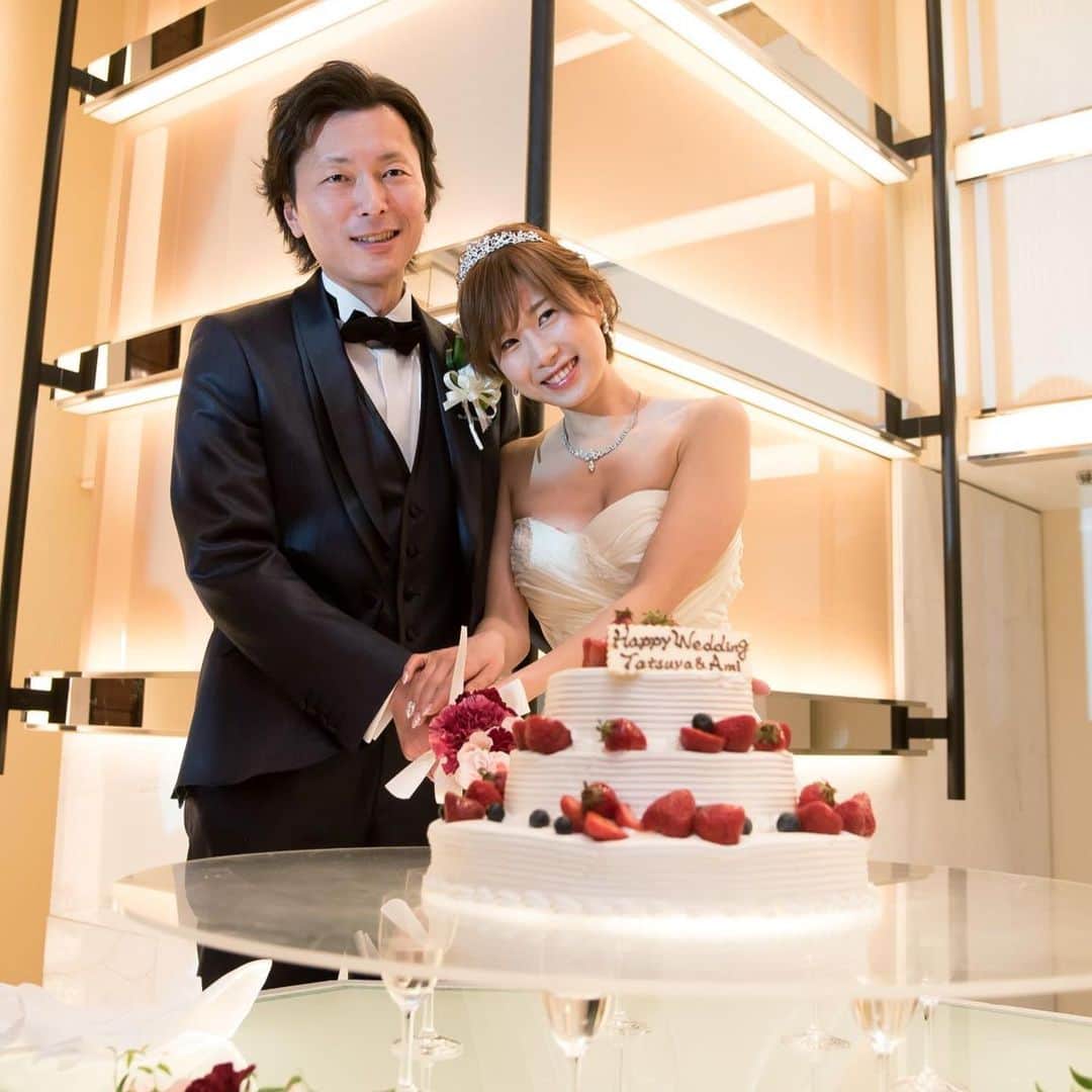 楽婚【公式】Instagramさんのインスタグラム写真 - (楽婚【公式】InstagramInstagram)「♡見ごたえ満載のオリジナルウェディング  柔らかなピンクドレスと シックなタキシードが ばっちりお似合いです！  「笑顔が溢れるご結婚式」を 楽しまれたお二人..とっても幸せそう！＊。+  ♥楽婚の先輩カップル：Tatsuya & Ami 会場：#新横浜国際ホテル  @rakukon をフォローして 『#楽婚』をつけて、 お写真の投稿大歓迎♡ 公式IGでリグラムされるかも！？  Webでご予約はTOPのURLより♡ ⇒@rakukon . #楽婚 #rakukon #ベストアニバーサリー  #ベストブライダル #wedding #ウェディング #フォトウェディング #プレ花嫁 #卒花 #日本中のプレ花嫁さんと繋がりたい #ウエディングニュース #花嫁  #2020年冬婚 #2021年春婚 #2021年夏婚 #結婚式準備 #結婚式場#weddingdress #ウェディングドレス#カラードレス  #前撮り#会場装飾 #オリジナルウェディング #ホテルウェディング#チャペル#挙式演出#披露宴演出 #ブーケ#タキシード」12月20日 18時46分 - rakukon