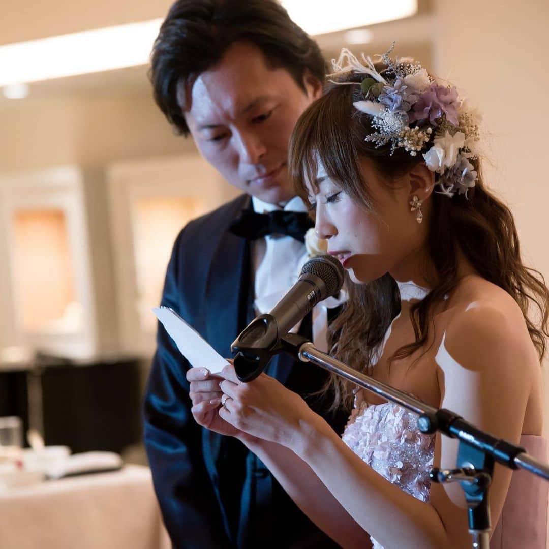 楽婚【公式】Instagramさんのインスタグラム写真 - (楽婚【公式】InstagramInstagram)「♡見ごたえ満載のオリジナルウェディング  柔らかなピンクドレスと シックなタキシードが ばっちりお似合いです！  「笑顔が溢れるご結婚式」を 楽しまれたお二人..とっても幸せそう！＊。+  ♥楽婚の先輩カップル：Tatsuya & Ami 会場：#新横浜国際ホテル  @rakukon をフォローして 『#楽婚』をつけて、 お写真の投稿大歓迎♡ 公式IGでリグラムされるかも！？  Webでご予約はTOPのURLより♡ ⇒@rakukon . #楽婚 #rakukon #ベストアニバーサリー  #ベストブライダル #wedding #ウェディング #フォトウェディング #プレ花嫁 #卒花 #日本中のプレ花嫁さんと繋がりたい #ウエディングニュース #花嫁  #2020年冬婚 #2021年春婚 #2021年夏婚 #結婚式準備 #結婚式場#weddingdress #ウェディングドレス#カラードレス  #前撮り#会場装飾 #オリジナルウェディング #ホテルウェディング#チャペル#挙式演出#披露宴演出 #ブーケ#タキシード」12月20日 18時46分 - rakukon