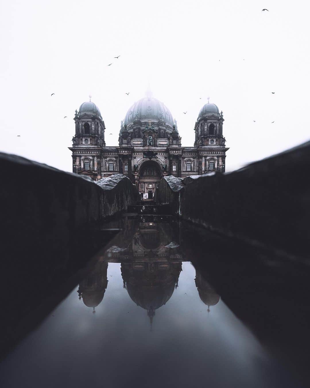 Thomas Kakarekoのインスタグラム：「Always waiting for one of those rare mornings when Berlin disappears under a blanket of fog. It’s crazy how the city changes when it’s foggy, making every picture look like a movie still.  #berlin」