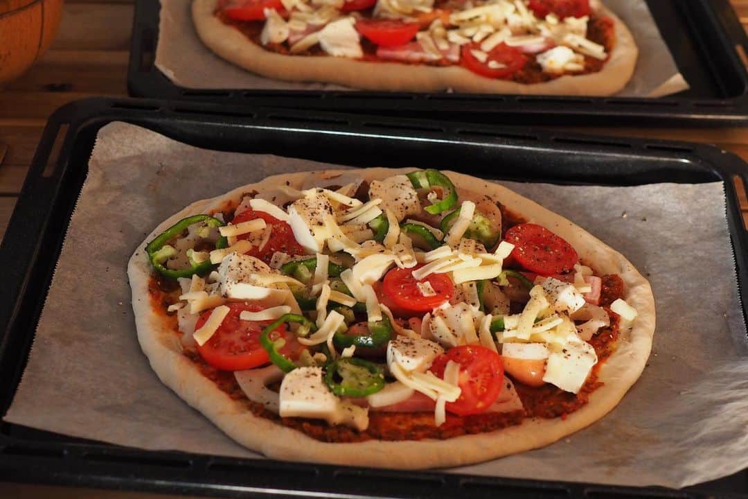 Rocoのインスタグラム：「12.20 ありものでピザ🍕 年末に向けて食材を買う前に、冷蔵庫の大掃除もかねて空っぽにしないとね。  #rocoごはん#晩ごはん#おうちごはん#ピザ#パナソニックビストロ」