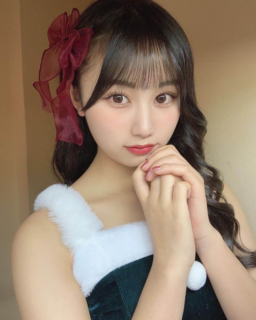 宮丸くるみのインスタグラム：「クリスマス衣装…🎄🎁  引きの写真もまたあげます‪‪☺︎‬  ・ ・ ・  #リリバリ #lilyofthevalley #idol #アイドル #jk #17歳 #高校生 #ぱっつん前髪 #ロングヘア #巻き髪 #黒髪 #リボンアレンジ #クリスマス #xmas #christmas #ツリー #シースルー前髪」