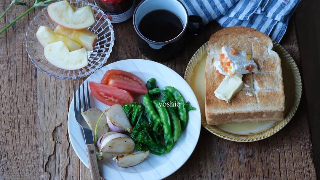 草間淑江さんのインスタグラム写真 - (草間淑江Instagram)「みなさまおはようございます！    １２月２０日の朝です。  今朝は、焼き野菜、ダロワイヨのパン、リンゴ。  今日も簡単に。  パンの上に乗っているのはバターと頂き物のチーズ。  生クリーム入りのチーズでなんとも美味しかったです。  今朝も感謝して。    ご馳走様でした。  さて、穏やかな日曜日。  皆様、素敵な１日をお過ごしください♡     #朝食#日曜日の朝#休日朝ごはん#焼き野菜#パン#パンとコーヒー#幸せな朝」12月20日 9時55分 - yoshie_kusama