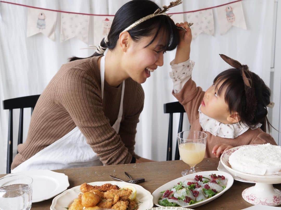 鈴木あすなのインスタグラム：「ひと足早く我が家のクリスマス会🎄 . お品書き。 菊芋のポタージュ カブときんかんのサラダ クランベリーソースのカルパッチョ カリフラワーのフリット 牡蠣フライと塩麹豆腐のカツレツ(自家製マスタードと自家製ウスターソース) 手打ちパスタ ほうれん草のソース 米粉の白いケーキ でした。 お肉はなし。#ミートフリー . 娘と夫と、ケーキ作ったり手打ちパスタやったり、これが私からのクリスマスプレゼント。 モノより体験を♡ . 今年の1月から目標立てて習い始めたvegan料理。少し身についててうれしくなった。 . そろそろ、1年の振り返りと来年の目標を考える時期。 . . 何事も楽しまないとね♡ . #クリスマス2020#クリスマスプレゼントは料理体験#我が家のクリスマス#🎄🎅🎁」