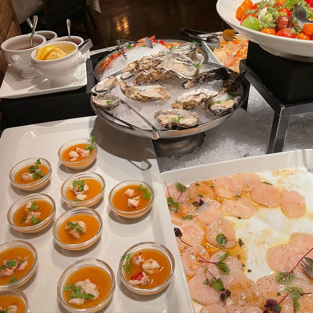 MAMIさんのインスタグラム写真 - (MAMIInstagram)「ロウリーズプライムリブで クリスマスランチ🎄  期間限定の seasonal ランチがとても 美味しかった〜❤️ 前菜でお腹パンパン  娘が赤ちゃんの頃から みんなで子連れでわいわい 季節のイベントを 楽しんできた仲良しメンバー (懐かしのmixiのママサークル！)  いつのまにかみんな中学生に なってもいつもママだけ集まってる　素敵な時間の重ね方に感謝です。  皆様素敵な日曜日を❤️  #クリスマス #Xmas #ローストビーフ #女子会 #気づけば12年 #mixi #中学生ママ #アラフォー #ランチ #instafood  #instagood」12月20日 9時57分 - mami_rcj