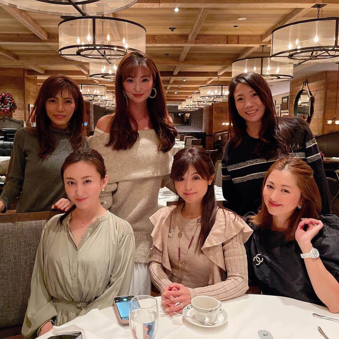 MAMIさんのインスタグラム写真 - (MAMIInstagram)「ロウリーズプライムリブで クリスマスランチ🎄  期間限定の seasonal ランチがとても 美味しかった〜❤️ 前菜でお腹パンパン  娘が赤ちゃんの頃から みんなで子連れでわいわい 季節のイベントを 楽しんできた仲良しメンバー (懐かしのmixiのママサークル！)  いつのまにかみんな中学生に なってもいつもママだけ集まってる　素敵な時間の重ね方に感謝です。  皆様素敵な日曜日を❤️  #クリスマス #Xmas #ローストビーフ #女子会 #気づけば12年 #mixi #中学生ママ #アラフォー #ランチ #instafood  #instagood」12月20日 9時57分 - mami_rcj