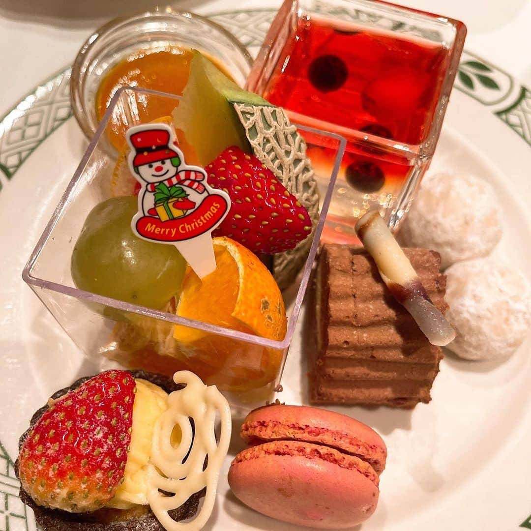 MAMIさんのインスタグラム写真 - (MAMIInstagram)「ロウリーズプライムリブで クリスマスランチ🎄  期間限定の seasonal ランチがとても 美味しかった〜❤️ 前菜でお腹パンパン  娘が赤ちゃんの頃から みんなで子連れでわいわい 季節のイベントを 楽しんできた仲良しメンバー (懐かしのmixiのママサークル！)  いつのまにかみんな中学生に なってもいつもママだけ集まってる　素敵な時間の重ね方に感謝です。  皆様素敵な日曜日を❤️  #クリスマス #Xmas #ローストビーフ #女子会 #気づけば12年 #mixi #中学生ママ #アラフォー #ランチ #instafood  #instagood」12月20日 9時57分 - mami_rcj