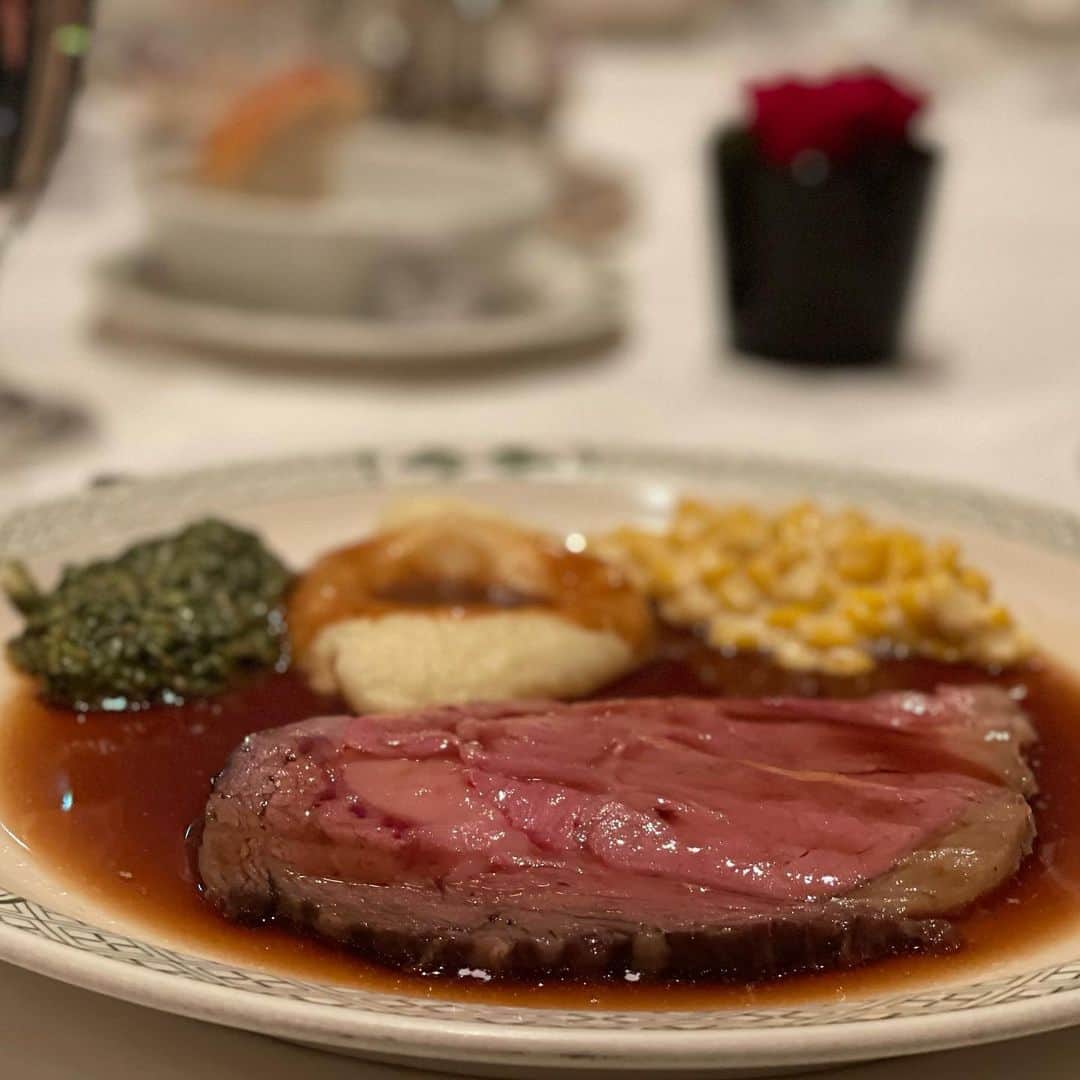 MAMIさんのインスタグラム写真 - (MAMIInstagram)「ロウリーズプライムリブで クリスマスランチ🎄  期間限定の seasonal ランチがとても 美味しかった〜❤️ 前菜でお腹パンパン  娘が赤ちゃんの頃から みんなで子連れでわいわい 季節のイベントを 楽しんできた仲良しメンバー (懐かしのmixiのママサークル！)  いつのまにかみんな中学生に なってもいつもママだけ集まってる　素敵な時間の重ね方に感謝です。  皆様素敵な日曜日を❤️  #クリスマス #Xmas #ローストビーフ #女子会 #気づけば12年 #mixi #中学生ママ #アラフォー #ランチ #instafood  #instagood」12月20日 9時57分 - mami_rcj