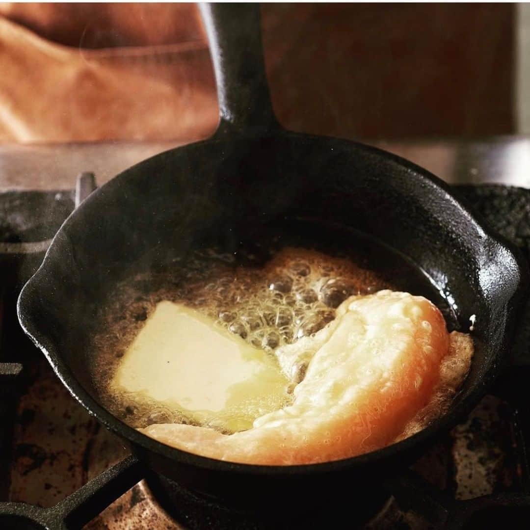 VERY編集部さんのインスタグラム写真 - (VERY編集部Instagram)「・ ・ #veryおうちクリスマス  #チキンレシピ   【ささみのレモンバター】 ささみをたっぷりなバターでピカタのように焼き、 最後にレモンをぎゅっ！ ジューシー＆レモンバター風味に 大人も子供も虜になること間違いなし。  多少焼き過ぎてもパサつかない秘訣は 事前に漬ける塩水「ブライン液」。 これさえあれば手羽や胸肉が無双の柔らかさに！ 是非お試しください♪  @ariko418 さんの肉焼き師匠、 「sisi煮干啖」ほか名店を営む 高山いさ己シェフに教えていただきました。  ＃VERYおうちクリスマス ＃チキンレシピ ＃VERY ＃雑誌VERY #レモンバター  #ス#スキレット   撮影／キッチンミノル スタイリング／鈴木裕子」12月20日 10時00分 - veryweb.jp