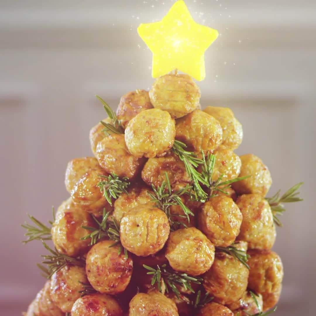 ジョンソンヴィルのインスタグラム：「The best kind of table decorations are the ones you can eat. Put your creativity to the test with our Johnsonville Homestyle Meatball Tree. All you need is your favorite flavor of Johnsonville fully cooked meatballs and a little presentation flair.  Product info at link in bio.」