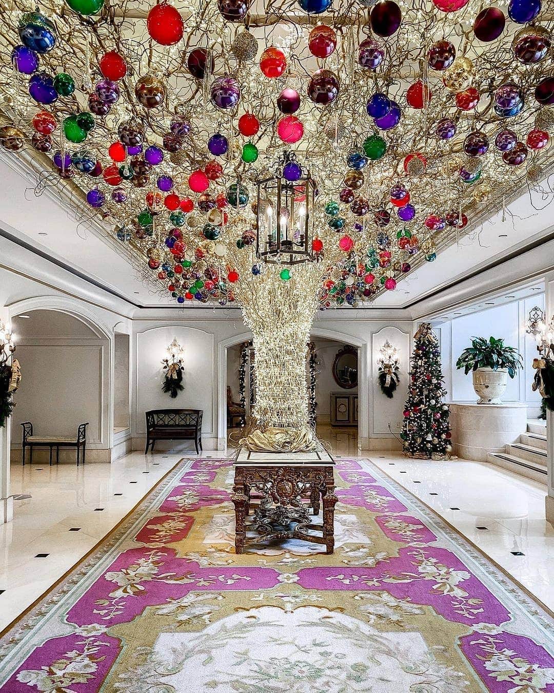 のインスタグラム：「Bright lights and colorful details usher in an unforgettable season at The Ritz-Carlton, #NewOrleans.」
