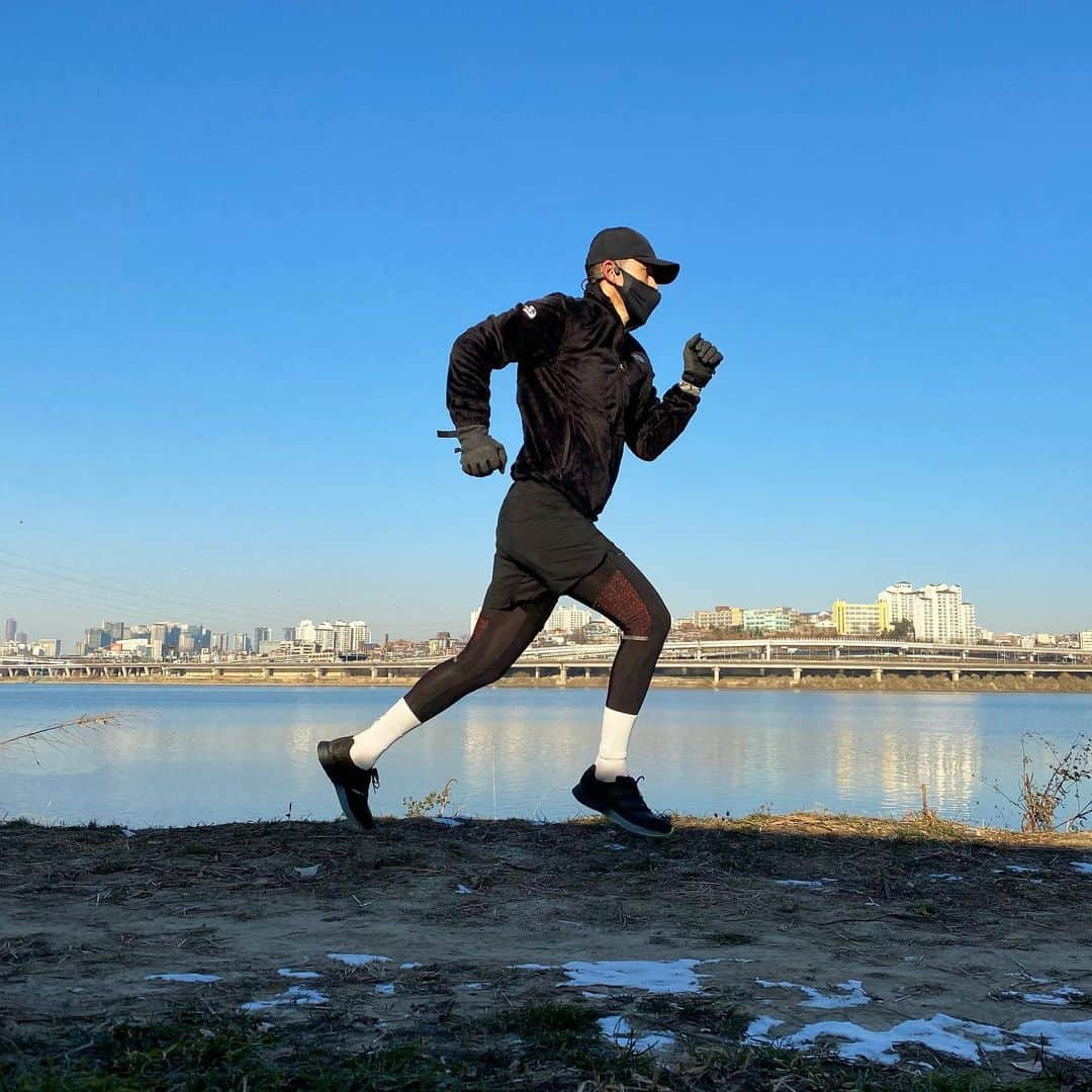 ジヌションさんのインスタグラム写真 - (ジヌションInstagram)「🏃‍♂️ 동계 훈련 영하 11도 철인이 되기 위해 오늘도 달린다! #철인3종 #트라이애슬론 #ironman #triathlon」12月20日 10時10分 - jinusean3000