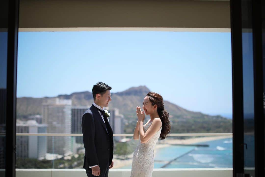 The Terrace By The Seaさんのインスタグラム写真 - (The Terrace By The SeaInstagram)「こんな素敵な景色を眺めながら 結婚式の支度を進められるなんて 夢のようですよね❤︎  ヘアメイクは会場ではなく おふたりのご宿泊ホテルで行うので リラックスした雰囲気の中 準備を進めていただけます🎉  = produce = @motif_resort   = photo = Mike @mikeuchimuraphoto  @betterhalf_hawaii   = hair&make = Mayu @mayu.foglieverdi.llc   #リゾートウエディング #リゾート婚 #ハワイ挙式 #ハワイウェディング #ウェディングフォト #お支度ショット #お支度シーン #MotifRESORT #タカミブライダル #結婚式場」12月20日 10時22分 - the_terrace_by_the_sea