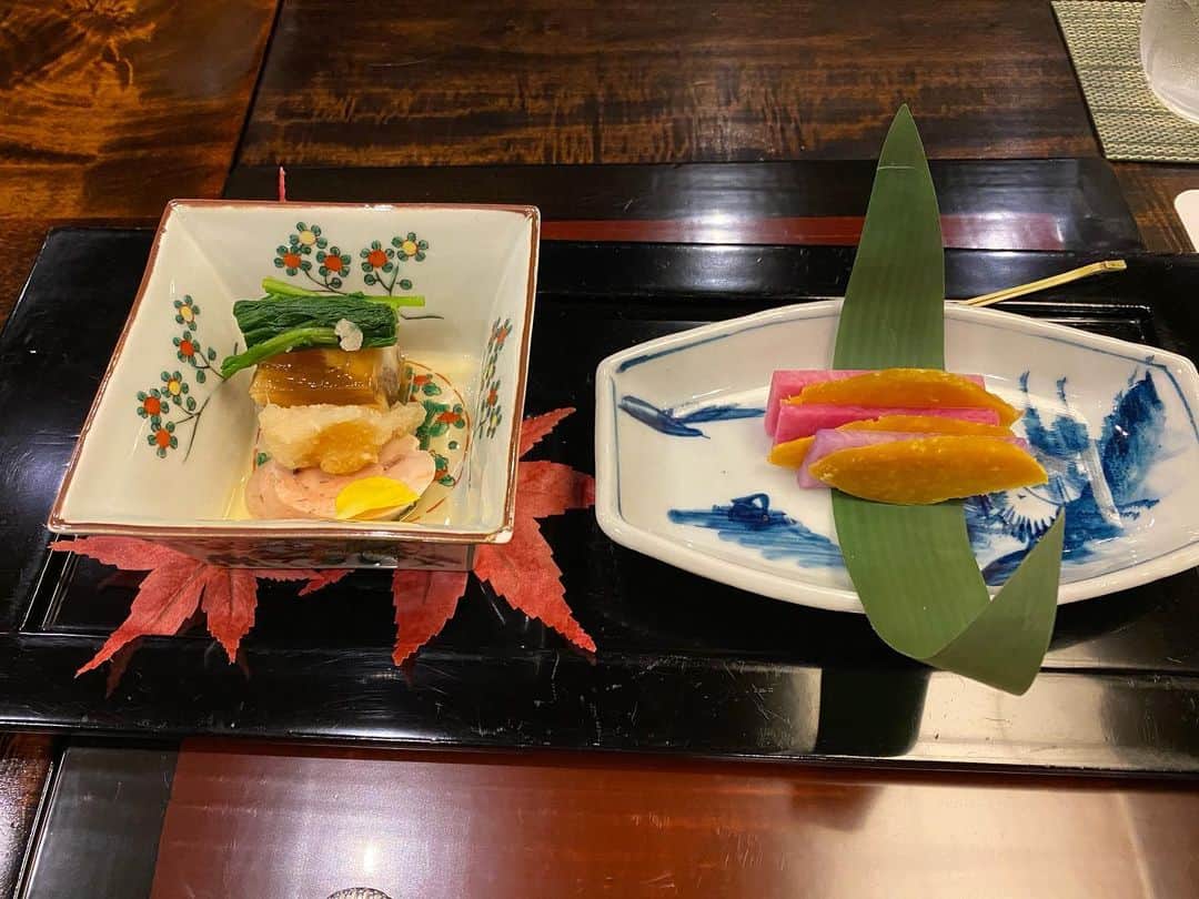一木みおさんのインスタグラム写真 - (一木みおInstagram)「先日のお食事🍚✨﻿ お品書きのない特別なメニューを頂きました。﻿ ﻿ 冨澤総料理長が、一つ一つお料理の説明をして下さいました。﻿ ﻿ 牡蠣と柿のように音で合わせたお料理や、抹茶と最中のデザートと思いきや、中には鰻が入っていたりと面白いお料理がたくさん！﻿ 素晴らしくとても美味しいお食事と、楽しい時間を、ありがとうございました😌🍴﻿ ﻿ ﻿ #よし邑 #懐石料理 #会席料理 #忘年会 #蓮根 #日本料理 #和食 #instagood #instalike #카페투어 #photography #mood #camera #eat #yummy #food #gourmet #tokyo #happy #좋아요 #데일리룩 #맛스타그램 #맛집 #japanesefood #グルメスタグラム #instapic #グルメ好きな人と繋がりたい #グルメ巡り #お料理  #beautiful」12月20日 10時22分 - mioichiki30