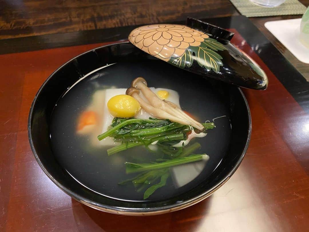 一木みおさんのインスタグラム写真 - (一木みおInstagram)「先日のお食事🍚✨﻿ お品書きのない特別なメニューを頂きました。﻿ ﻿ 冨澤総料理長が、一つ一つお料理の説明をして下さいました。﻿ ﻿ 牡蠣と柿のように音で合わせたお料理や、抹茶と最中のデザートと思いきや、中には鰻が入っていたりと面白いお料理がたくさん！﻿ 素晴らしくとても美味しいお食事と、楽しい時間を、ありがとうございました😌🍴﻿ ﻿ ﻿ #よし邑 #懐石料理 #会席料理 #忘年会 #蓮根 #日本料理 #和食 #instagood #instalike #카페투어 #photography #mood #camera #eat #yummy #food #gourmet #tokyo #happy #좋아요 #데일리룩 #맛스타그램 #맛집 #japanesefood #グルメスタグラム #instapic #グルメ好きな人と繋がりたい #グルメ巡り #お料理  #beautiful」12月20日 10時22分 - mioichiki30