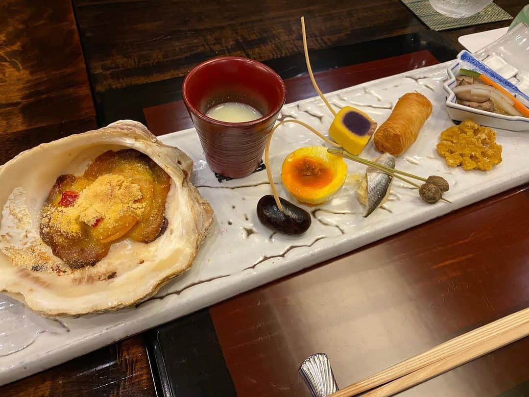 一木みおさんのインスタグラム写真 - (一木みおInstagram)「先日のお食事🍚✨﻿ お品書きのない特別なメニューを頂きました。﻿ ﻿ 冨澤総料理長が、一つ一つお料理の説明をして下さいました。﻿ ﻿ 牡蠣と柿のように音で合わせたお料理や、抹茶と最中のデザートと思いきや、中には鰻が入っていたりと面白いお料理がたくさん！﻿ 素晴らしくとても美味しいお食事と、楽しい時間を、ありがとうございました😌🍴﻿ ﻿ ﻿ #よし邑 #懐石料理 #会席料理 #忘年会 #蓮根 #日本料理 #和食 #instagood #instalike #카페투어 #photography #mood #camera #eat #yummy #food #gourmet #tokyo #happy #좋아요 #데일리룩 #맛스타그램 #맛집 #japanesefood #グルメスタグラム #instapic #グルメ好きな人と繋がりたい #グルメ巡り #お料理  #beautiful」12月20日 10時22分 - mioichiki30