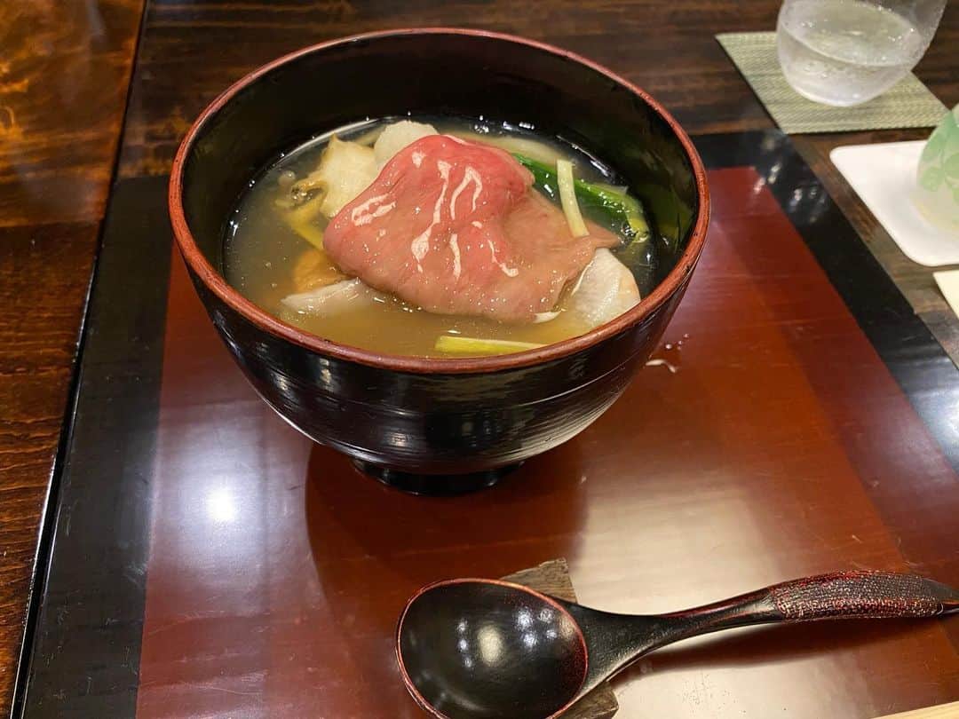 一木みおさんのインスタグラム写真 - (一木みおInstagram)「先日のお食事🍚✨﻿ お品書きのない特別なメニューを頂きました。﻿ ﻿ 冨澤総料理長が、一つ一つお料理の説明をして下さいました。﻿ ﻿ 牡蠣と柿のように音で合わせたお料理や、抹茶と最中のデザートと思いきや、中には鰻が入っていたりと面白いお料理がたくさん！﻿ 素晴らしくとても美味しいお食事と、楽しい時間を、ありがとうございました😌🍴﻿ ﻿ ﻿ #よし邑 #懐石料理 #会席料理 #忘年会 #蓮根 #日本料理 #和食 #instagood #instalike #카페투어 #photography #mood #camera #eat #yummy #food #gourmet #tokyo #happy #좋아요 #데일리룩 #맛스타그램 #맛집 #japanesefood #グルメスタグラム #instapic #グルメ好きな人と繋がりたい #グルメ巡り #お料理  #beautiful」12月20日 10時22分 - mioichiki30