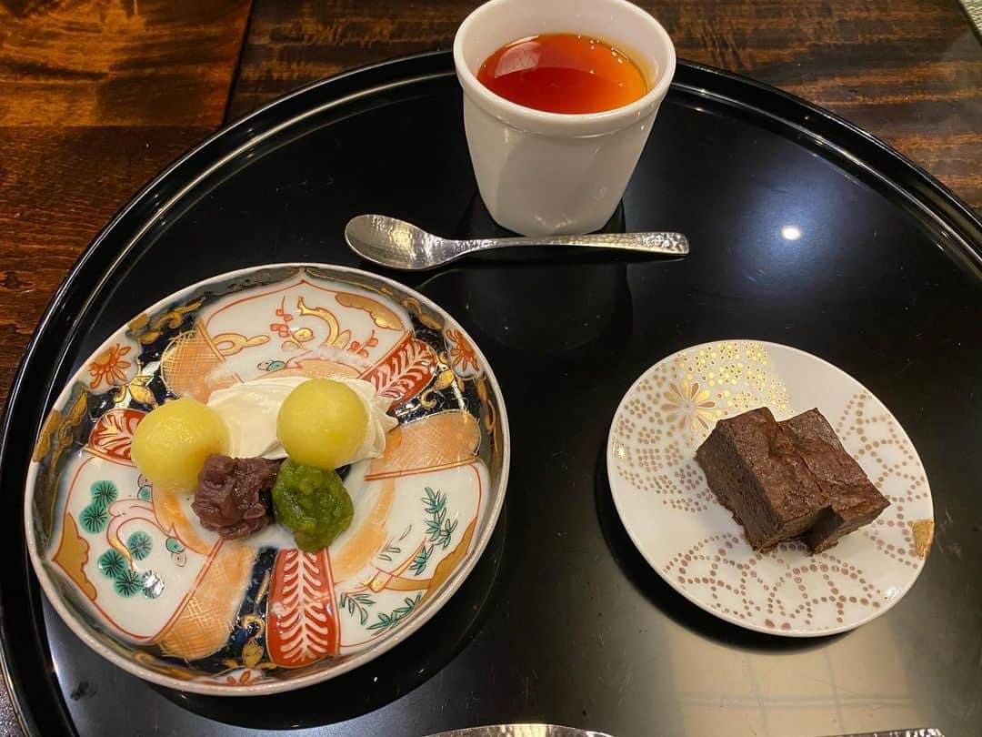 一木みおさんのインスタグラム写真 - (一木みおInstagram)「先日のお食事🍚✨﻿ お品書きのない特別なメニューを頂きました。﻿ ﻿ 冨澤総料理長が、一つ一つお料理の説明をして下さいました。﻿ ﻿ 牡蠣と柿のように音で合わせたお料理や、抹茶と最中のデザートと思いきや、中には鰻が入っていたりと面白いお料理がたくさん！﻿ 素晴らしくとても美味しいお食事と、楽しい時間を、ありがとうございました😌🍴﻿ ﻿ ﻿ #よし邑 #懐石料理 #会席料理 #忘年会 #蓮根 #日本料理 #和食 #instagood #instalike #카페투어 #photography #mood #camera #eat #yummy #food #gourmet #tokyo #happy #좋아요 #데일리룩 #맛스타그램 #맛집 #japanesefood #グルメスタグラム #instapic #グルメ好きな人と繋がりたい #グルメ巡り #お料理  #beautiful」12月20日 10時22分 - mioichiki30