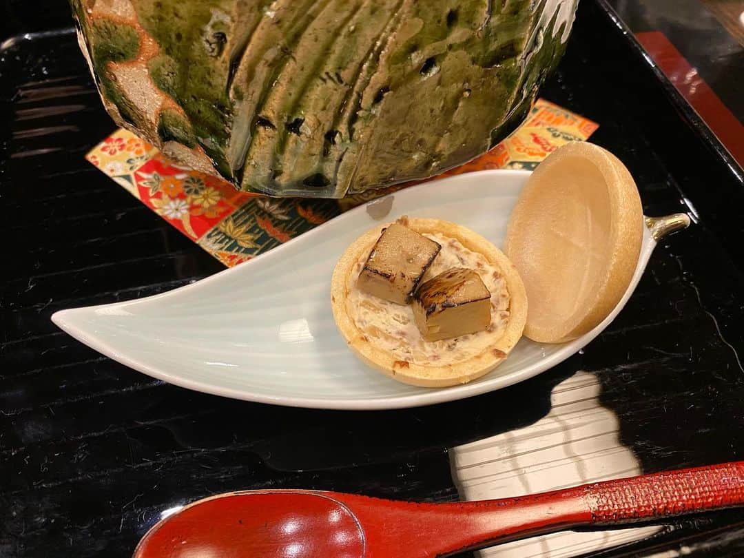 一木みおさんのインスタグラム写真 - (一木みおInstagram)「先日のお食事🍚✨﻿ お品書きのない特別なメニューを頂きました。﻿ ﻿ 冨澤総料理長が、一つ一つお料理の説明をして下さいました。﻿ ﻿ 牡蠣と柿のように音で合わせたお料理や、抹茶と最中のデザートと思いきや、中には鰻が入っていたりと面白いお料理がたくさん！﻿ 素晴らしくとても美味しいお食事と、楽しい時間を、ありがとうございました😌🍴﻿ ﻿ ﻿ #よし邑 #懐石料理 #会席料理 #忘年会 #蓮根 #日本料理 #和食 #instagood #instalike #카페투어 #photography #mood #camera #eat #yummy #food #gourmet #tokyo #happy #좋아요 #데일리룩 #맛스타그램 #맛집 #japanesefood #グルメスタグラム #instapic #グルメ好きな人と繋がりたい #グルメ巡り #お料理  #beautiful」12月20日 10時22分 - mioichiki30