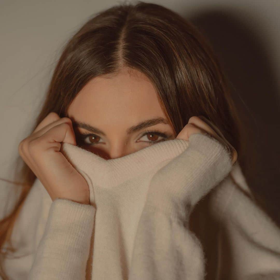 ヴィクトリア・ジャスティスのインスタグラム：「I 👀 you guys streaming #TreatMyself! Can’t thank you enough for all the support. Means the world to me. 🤍 you. Link in biooo」