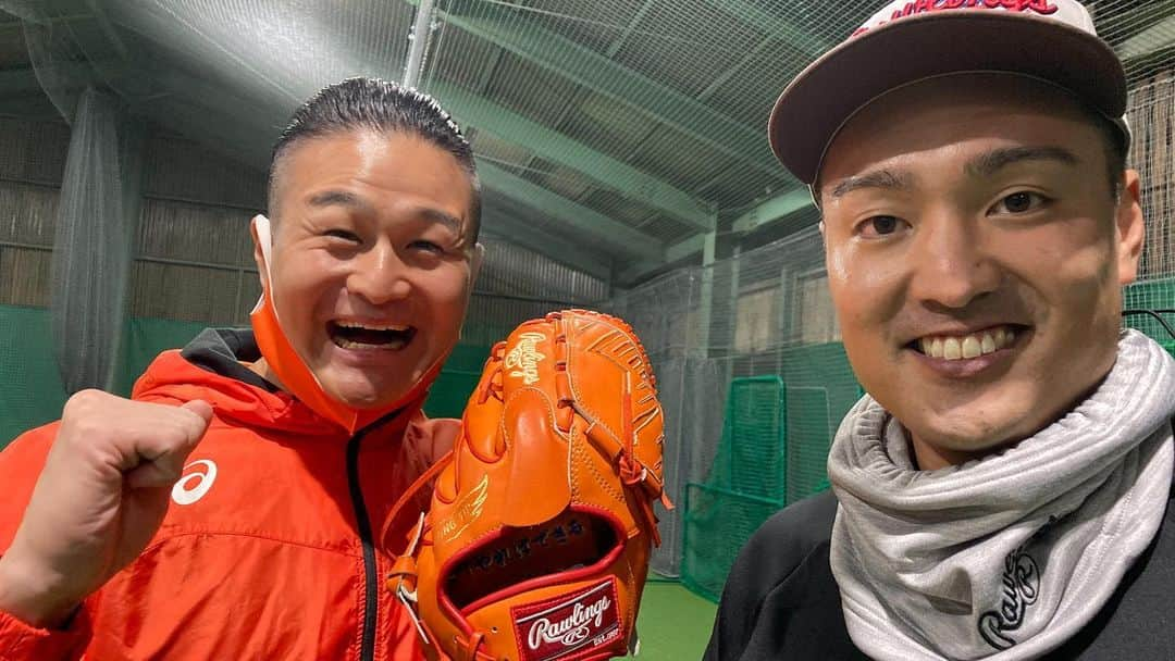 阪神タイガースさんのインスタグラム写真 - (阪神タイガースInstagram)「先日、秋山選手の自主トレのお手伝いにティモンディのおふたりが来られました‼︎  「2021年も秋山選手ならやればできる👊」  #秋山拓巳 選手 #ティモンディ #高岸宏行 さん#前田裕太 さん #阪神タイガース   2枚目の写真、高岸さんがお持ちのグローブは秋山選手がプレゼントしたものなんです✨ #やればできる ！」12月20日 10時17分 - hanshintigers_official