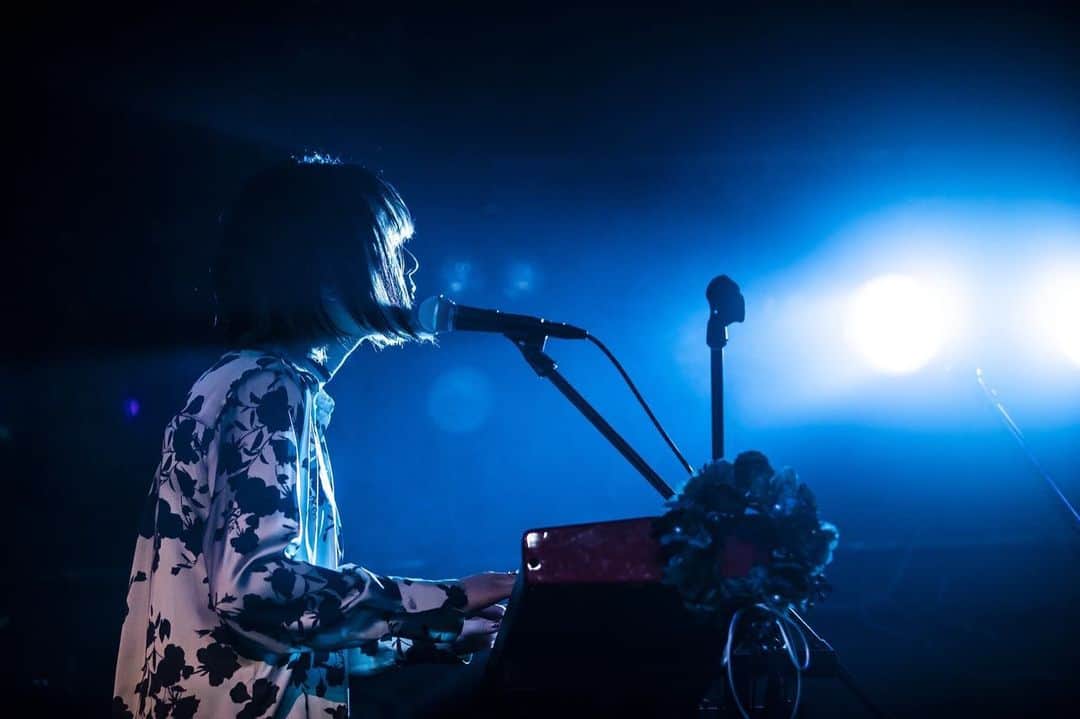 東出真緒さんのインスタグラム写真 - (東出真緒Instagram)「nordな私🎹❤️ . メリーロック楽しみです！ . photo by @yusuke_mphoto  . #BIGMAMA #live #nordelectro5d」12月20日 10時18分 - mao_bigmama_vn