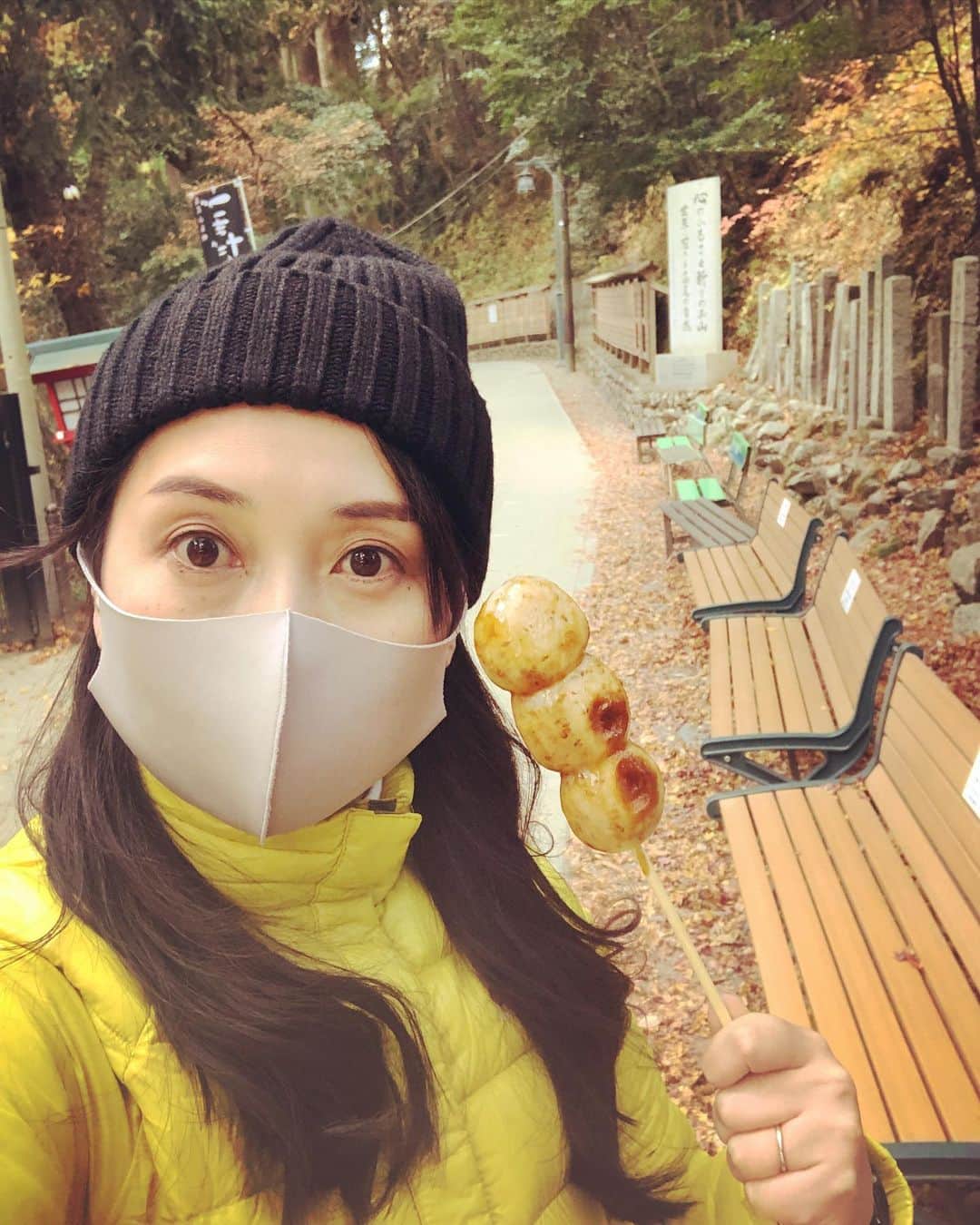 美甘子さんのインスタグラム写真 - (美甘子Instagram)「先週の平日休みを取って高尾山へ。 東京に住んで20年になるけど、今まで登ったことがなかったので良い経験になった。ケーブルカーで楽々な道のりを歩いて、奥の院までしか行けてはいないので、今度は山頂を目指したい！まだ紅葉🍁が残ってて綺麗だった。天狗焼き👺と胡麻団子🍡が美味しかった。 #高尾山」12月20日 10時20分 - rekish_mikako