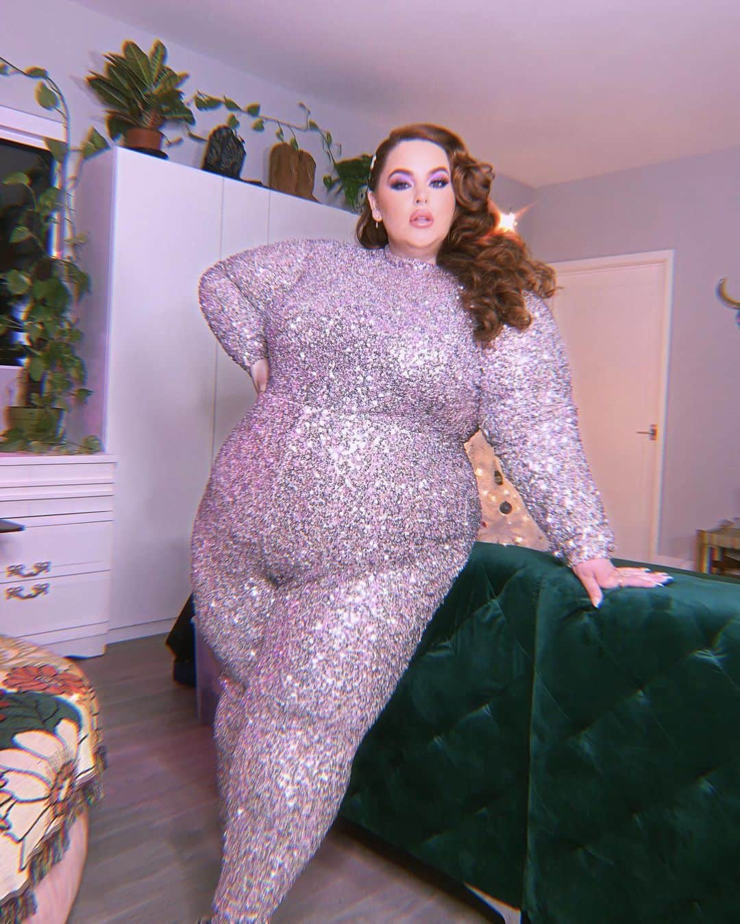 テス・ホリデーのインスタグラム：「Lookin like a big ass tree topper knowin good & well I’m not a top 🤧😰✨」