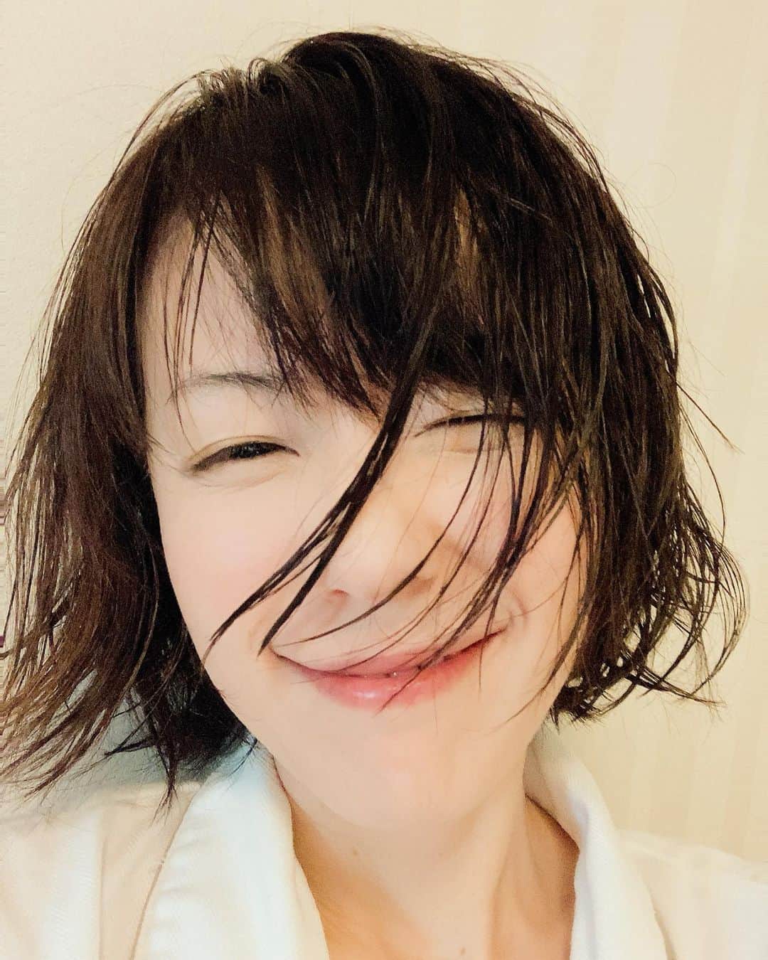 六車奈々さんのインスタグラム写真 - (六車奈々Instagram)「朝シャワー。 たまには良しとしよう！  今日もたくさん笑って過ごしましょうね。  #すっぴん  #朝シャワー  #時間割美容  #美食同源  #インナービューティー  #六車奈々 #働くママ  #ワーママ #アラフィフ   #workingmama #fashion #beauty #smile  #fashion #japanese #japan #japanesebeauty」12月20日 10時28分 - nanarokusha