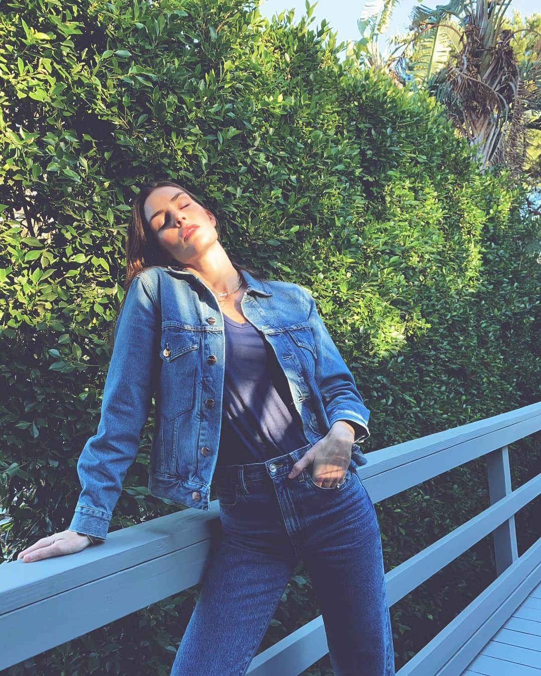 ヒラリー・ローダのインスタグラム：「Blue jean baby 💙」
