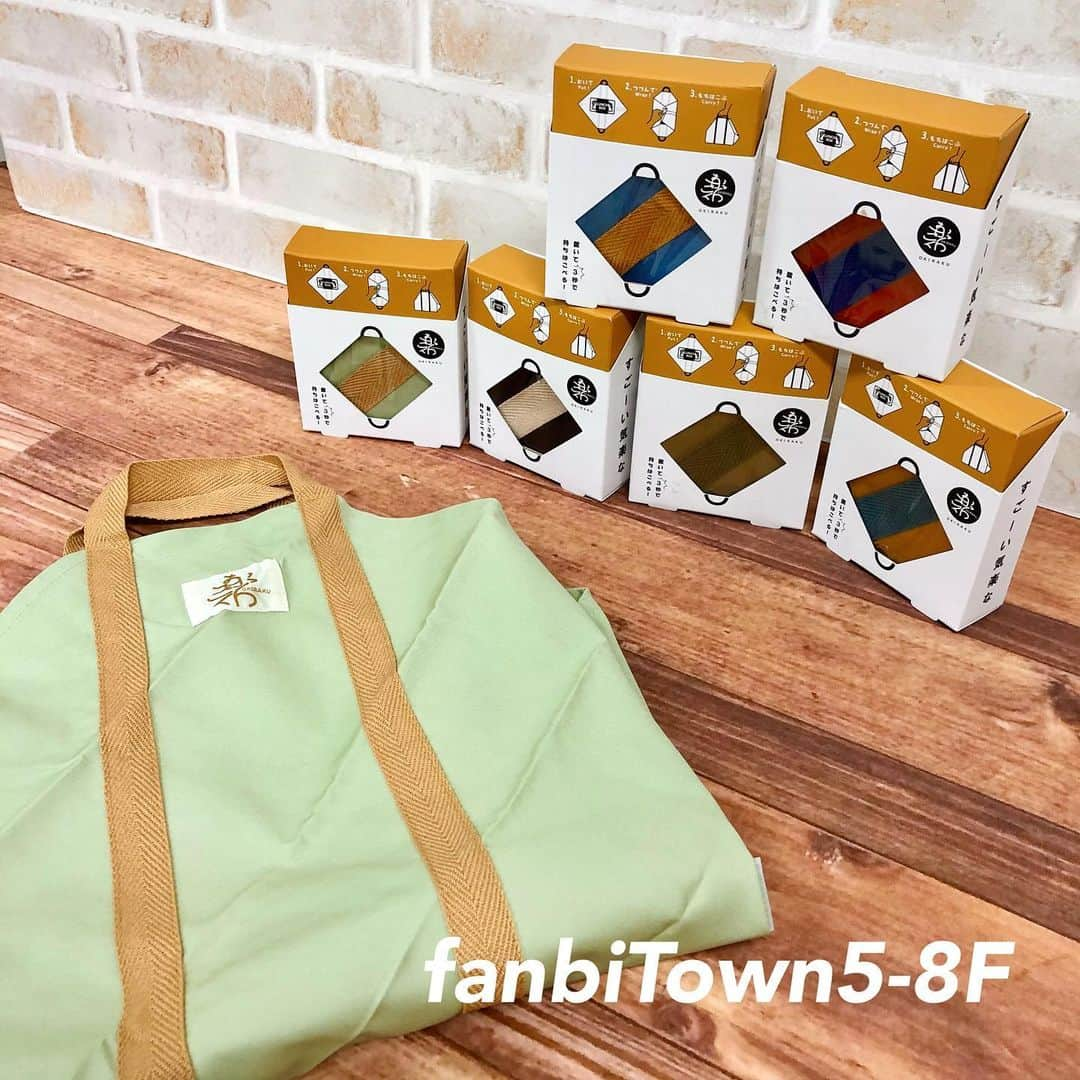 ファンビ寺内 (fanbi) さんのインスタグラム写真 - (ファンビ寺内 (fanbi) Instagram)「fanbiTown5-8Fからのオススメ商品はコチラ⬆️☺️🎵 . ①Speaker Light with Warmer 夜道に便利なライトに、首元が温かくなるウォーマー機能を搭載、さらにBluetoothで音楽も聴けます😌🔦🎶   ②置き楽バッグ レジで後ろのお客さんを待てせることなく簡単に袋詰めできる🛍ランチバッグ＋ランチクロスとしても🍱「すごーい気楽な、お気楽バッグ！」です✨  ③詰替え式スプレーボトル お使いのアルコールを入れて持ち運ぼう🧼おしゃれなアルコールスプレーボトルです🌿   ✔︎会員価格は5ビル8階にお問い合わせください✨ . #fanbiTown5-8階 生活雑貨売場に入荷しています✨数量限定です❗️ . 品切れの際はご容赦ください💦  🎍年末年始の営業について🎍 ・年内の営業は12月29日(火)まで ・年始は1月3日(日)朝9時から(大阪店) (⚠️当日の混雑状況により、開店時間を早める場合がございますので、ご了承ください。また各ビル毎で入店人数を制限させていただく場合もございますので、あわせてご了承ください。) . ⚠️お問い合わせは… インスタグラム プロフィールページの電話・メール、もしくはホームページのお問い合わせ よりお願いします🙇🏻‍♀️ TEL：06-6262-2161(代表) MAIL：info@fanbi.co.jp -------------------- #ファンビ寺内 は、会員制の #卸問屋 です。 店舗へのアクセス、ご利用方法はプロフィールのURLからご確認ください😊 -------------------- #フォローしてね 😉💕  #ファンビ #fanbi寺内 #fanbi #寺内 #大阪 #osaka #本町 #honmachi #堺筋本町 #sakaisujihonmachi  #問屋 #ハンズフリーウォーキングライト #ウォーキングライト #ライト #夜道 #ウォーマー機能 #Bluetooth #置き楽バッグ #エコバッグ #袋詰め #ランチクロス #ランチバッグ #お弁当 #アルコールスプレー #アルコール持参」12月20日 10時29分 - fanbi_official