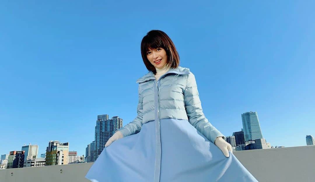 太田景子さんのインスタグラム写真 - (太田景子Instagram)「今朝もサンデーLIVEをご覧いただきありがとうございました😊  青空とエルサのような衣装がピッタリの朝❄️❄️❄️  寒波の最後のひと踏ん張りで都心も-0.6℃まで下がりました🥶  みんな凍らせちゃうぞっ〜😙💙💙💙」12月20日 10時40分 - keiko_ota1121