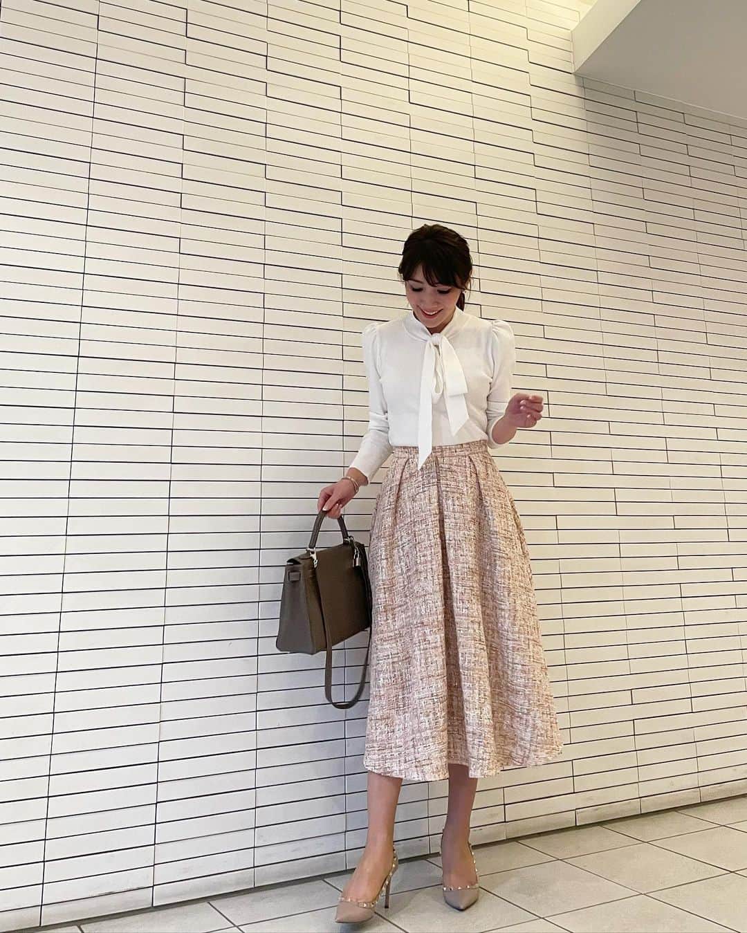 吉田美紀さんのインスタグラム写真 - (吉田美紀Instagram)「・ ・ 写真の前にもう少しボウタイのリボンを ピンとすればよかったな💦 ・ ボウタイニット！ スカート合わせのコーデのリクエストを いただいていたので ツイードスカートに合わせてみました♡ 相性バッチリ◎･:*+. ・ スカートはいよいよ明日発売です！！ ¥7900！！！ ・ ・ tops.skirt→#lialapg @lialapg  ・ #coordinate #outfit #ootd #look #style #fashion #wardrobe #instagood #instafashion #tweed #tweedskirt #コーディネート#ファッション #ママコーデ #ママファッション #ママコーディネート #ツイード #ツイードスカート」12月20日 10時37分 - miki__yoshida