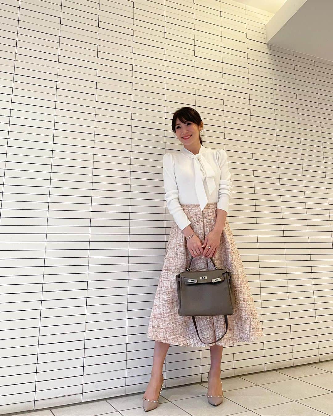 吉田美紀さんのインスタグラム写真 - (吉田美紀Instagram)「・ ・ 写真の前にもう少しボウタイのリボンを ピンとすればよかったな💦 ・ ボウタイニット！ スカート合わせのコーデのリクエストを いただいていたので ツイードスカートに合わせてみました♡ 相性バッチリ◎･:*+. ・ スカートはいよいよ明日発売です！！ ¥7900！！！ ・ ・ tops.skirt→#lialapg @lialapg  ・ #coordinate #outfit #ootd #look #style #fashion #wardrobe #instagood #instafashion #tweed #tweedskirt #コーディネート#ファッション #ママコーデ #ママファッション #ママコーディネート #ツイード #ツイードスカート」12月20日 10時37分 - miki__yoshida