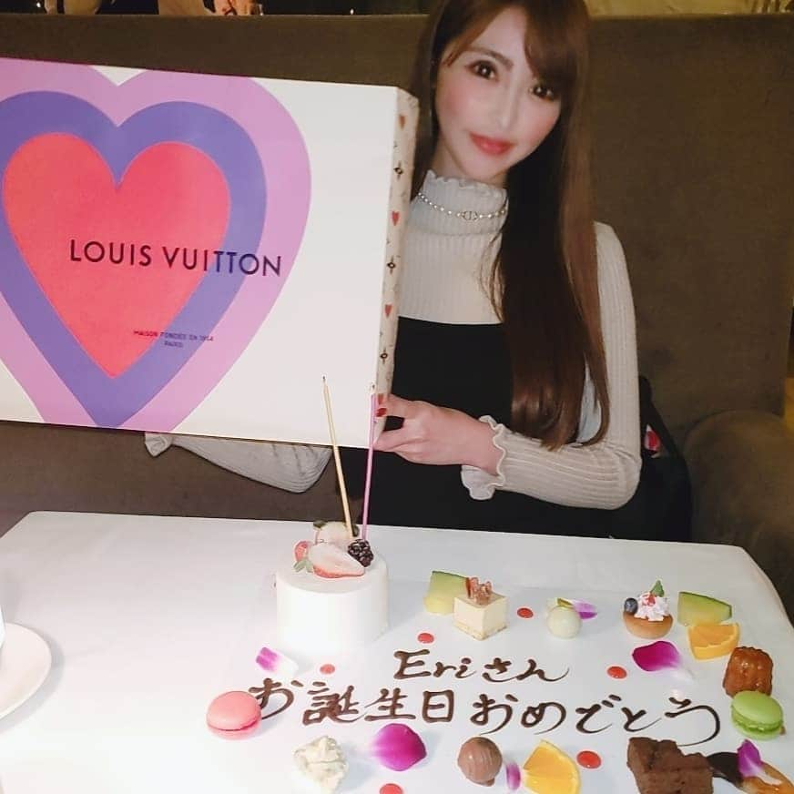 桃瀬えりなさんのインスタグラム写真 - (桃瀬えりなInstagram)「キラキラなお店でbirthday🎂お祝いありがとう♥サプライズ🎁まで…🙈 るんるん🎵  #birthday #fishbanktokyo #louisvuitton #tiffany #follow #followme #バースデーお祝い #汐留 #夜景が綺麗なレストラン #フレンチ #コース料理 #サプライズありがとう #いいね返し #フォロー返し」12月20日 10時38分 - eri_rin1221