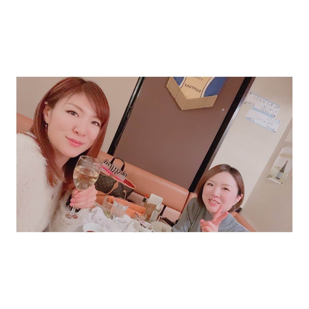 中島安里紗のインスタグラム：「昨日は姉妹でご飯に行ってきました🍽 お互いの、尖ってた時代の話が面白すぎたなぁ〜🤭 『ビスチェにライダースジャケット』って、すっごいパワーワード🤣🤣🤣 そして私、ずっと真面目に生きてきてたつもりだったけど、姉はずっと『なんでこの人こんなに人の言う事聞かないんだろう？』って思ってたらしい😂 初耳っ🦻  お店は川口にある【ブラッセリーイイダ】さん🇫🇷 ずっとお世話になっている、大好きなお店です🥰  レバーペースト❤️ グレープフルーツのショートパスタ❤️ 海老フライ❤️ お刺身❤️ 生牡蠣❤️  #姉妹 #ごはん #仲良し姉妹 #楽しかった #happy #川口 #川口グルメ #美味しいお店 #ブラッセリーイイダ #食べるの大好き」