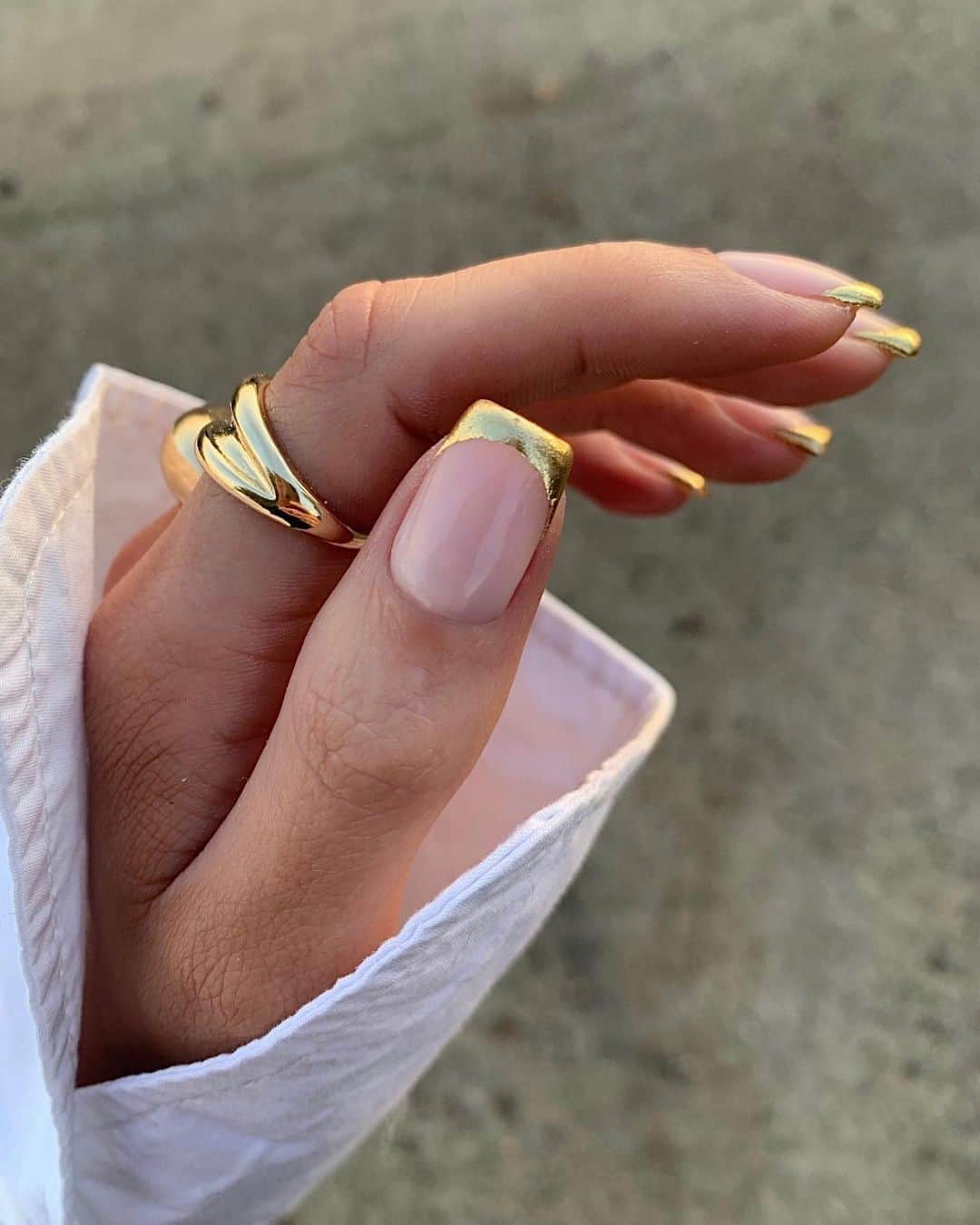 WHO WHAT WEARさんのインスタグラム写真 - (WHO WHAT WEARInstagram)「Minimal gold mani. 🌟  photo: @gelsbybry」12月20日 10時45分 - whowhatwear