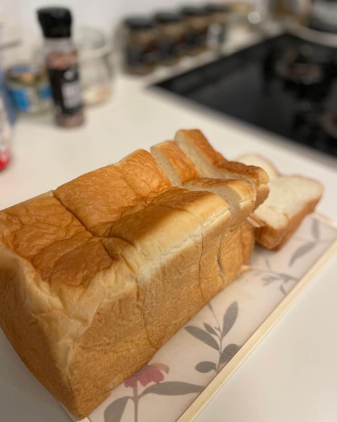 mimiさんのインスタグラム写真 - (mimiInstagram)「話題の高級食パン どんだけ自己中の食パンGET♡🍞 @bread.ogikubo_kofu_hounantyou   ネーミング❣️🤣　  「自己中に思われても構わないっ！」パン職人のこだわりが詰まった渾身の高級食パン✨  という事らしい☺️❣️ パンのいい香りに導きかれて 店舗に到着♡  昼ごろ電話で予約したのだけど 予約絶対した方がいいよ🥺✨ 夕方取りに行ったら もう本日分は完売の看板が出てた😵✨  （ちなみに昼ごろ電話した時点で自己中アンサンブルは完売でした🥲 電話も早めがおすすめ😖）  自己中な極み（2斤）800円（税抜き）  しっとりしてて良い香りと甘みのあるお味✨ なにもつけずにそのままパクパク食べてしまうほど美味☺️ 幸せ♡♡明日はトーストでも食べてみよう💓 ・ #どんだけ自己中 #荻窪食パン #高級食パン #高級食パン専門店 #荻窪グルメ #自己中な極み #どんだけじこちゅー #pr #トリドリベース #パンが好き #パン好きな人と繋がりたい #東京グルメ #テイクアウト #テイクアウトグルメ #mimiランチ #インスタ探検隊 #グルジョ #グルメ部 #もぐもぐ部 #japanesegirl #japanesefood #tokyo」12月20日 10時46分 - chan.mi3