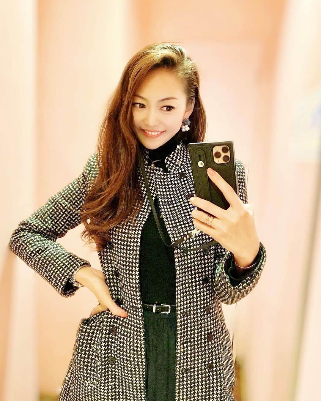 SAORIのインスタグラム：「仕事中かなーり 重宝してるこのスマホケース📱 会社携帯とプライベート携帯持ってて どちらかが書類の束の隙間に隠れちゃって どこいったー🤯ってなることが無くなった♡ @sns_funclover のスマホケースだよ😋 カードも入れられて 紐も取れるから本当便利🙌 . カラーバリエーション ピンク/レッド/パープル/グリーン/ブラック お気に入りのカラーを探してね🥰 ✾ #funclover #iphoneケース #スマホケース #携帯ケース #アイフォンケース #スマホカバー #pr #東京 #tokyo #港区 #高身長女子 #model #モデル #influencer #インフルエンサー #instagramer #インスタグラマー #ambassador #アンバサダー #フリーモデル #ポートレートモデル #カメラマンさんと繋がりたい #ポトレ #ポトレのセカイ #ビジョラダ #美女jp #ビジョフォ #ビジョナビ」