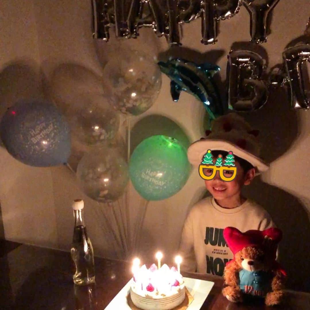 小野寺皐さんのインスタグラム写真 - (小野寺皐Instagram)「. . 👦７歳になりました🎂✨ . 生まれてきてくれてありがとう😌これからも元気いっぱいに大きくなっていってね❣️ . . #誕生日#７歳#一年生#元気男子#もう７歳なんて早すぎる#宝物#悩む事もあるけど元気に育ってくれてる事が幸せ#ポケモン大好き#ポケモン熱#今年もケーキはポケモンキャラ#バースデーケーキのお店はいつもここ#受取りに行くと写真撮ってくれる#とても綺麗に撮ってくれた#ママ、ママ、と甘えてきてくれる今を大切にしなくちゃ#感慨深い誕生日」12月20日 10時47分 - satsukionodera