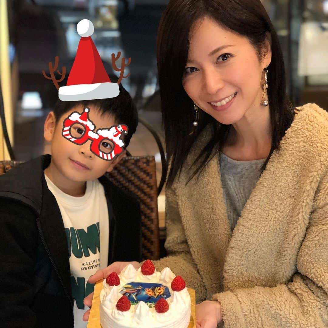 小野寺皐さんのインスタグラム写真 - (小野寺皐Instagram)「. . 👦７歳になりました🎂✨ . 生まれてきてくれてありがとう😌これからも元気いっぱいに大きくなっていってね❣️ . . #誕生日#７歳#一年生#元気男子#もう７歳なんて早すぎる#宝物#悩む事もあるけど元気に育ってくれてる事が幸せ#ポケモン大好き#ポケモン熱#今年もケーキはポケモンキャラ#バースデーケーキのお店はいつもここ#受取りに行くと写真撮ってくれる#とても綺麗に撮ってくれた#ママ、ママ、と甘えてきてくれる今を大切にしなくちゃ#感慨深い誕生日」12月20日 10時47分 - satsukionodera