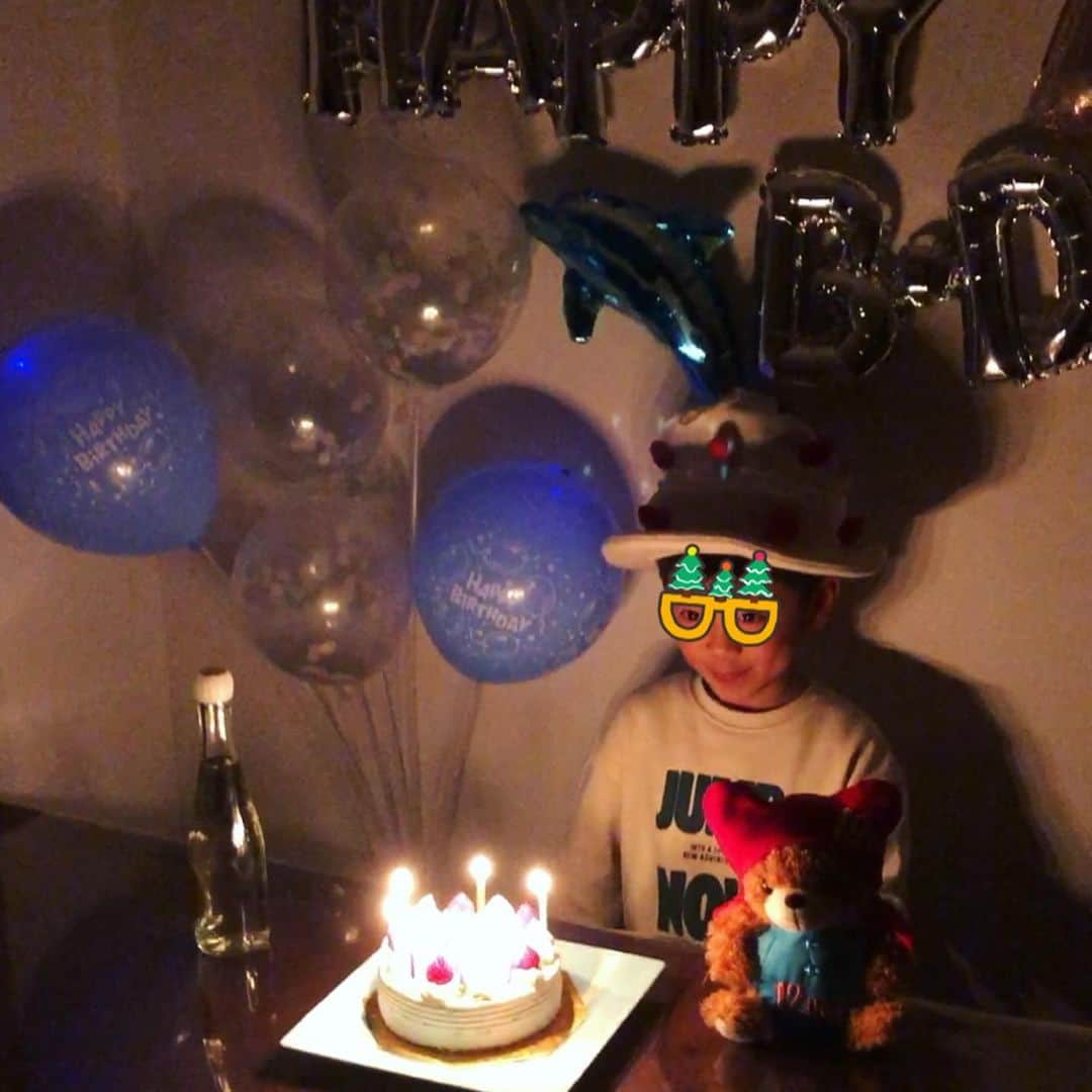 小野寺皐さんのインスタグラム写真 - (小野寺皐Instagram)「. . 👦７歳になりました🎂✨ . 生まれてきてくれてありがとう😌これからも元気いっぱいに大きくなっていってね❣️ . . #誕生日#７歳#一年生#元気男子#もう７歳なんて早すぎる#宝物#悩む事もあるけど元気に育ってくれてる事が幸せ#ポケモン大好き#ポケモン熱#今年もケーキはポケモンキャラ#バースデーケーキのお店はいつもここ#受取りに行くと写真撮ってくれる#とても綺麗に撮ってくれた#ママ、ママ、と甘えてきてくれる今を大切にしなくちゃ#感慨深い誕生日」12月20日 10時47分 - satsukionodera