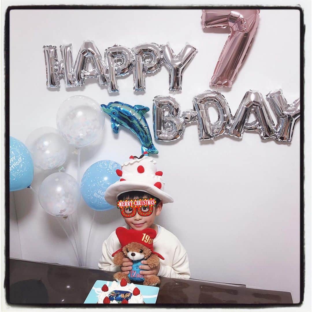 小野寺皐さんのインスタグラム写真 - (小野寺皐Instagram)「. . 👦７歳になりました🎂✨ . 生まれてきてくれてありがとう😌これからも元気いっぱいに大きくなっていってね❣️ . . #誕生日#７歳#一年生#元気男子#もう７歳なんて早すぎる#宝物#悩む事もあるけど元気に育ってくれてる事が幸せ#ポケモン大好き#ポケモン熱#今年もケーキはポケモンキャラ#バースデーケーキのお店はいつもここ#受取りに行くと写真撮ってくれる#とても綺麗に撮ってくれた#ママ、ママ、と甘えてきてくれる今を大切にしなくちゃ#感慨深い誕生日」12月20日 10時47分 - satsukionodera
