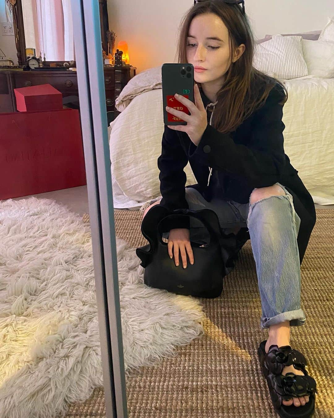 ケイトリン・ディーヴァーのインスタグラム：「ms.claus heading out for the curbside pickups @maisonvalentino」