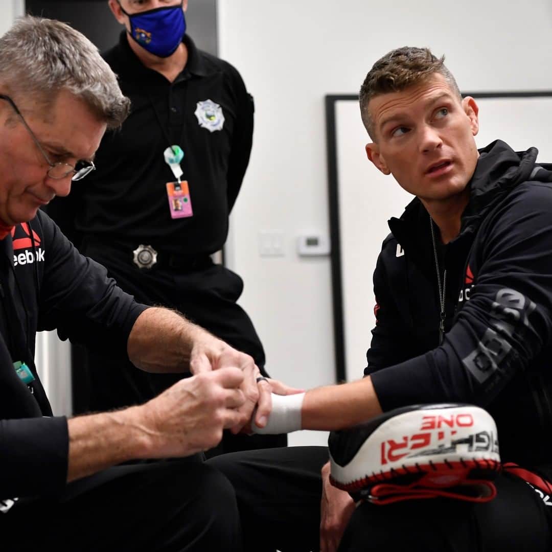 UFCさんのインスタグラム写真 - (UFCInstagram)「T’was the fight before Christmas...@WonderboyMMA vs @HandzOfSteelMMA is an early gift for fight fans everywhere! 🎁  [ #UFCVegas17  LIVE on #ESPNPlus ]」12月20日 10時51分 - ufc